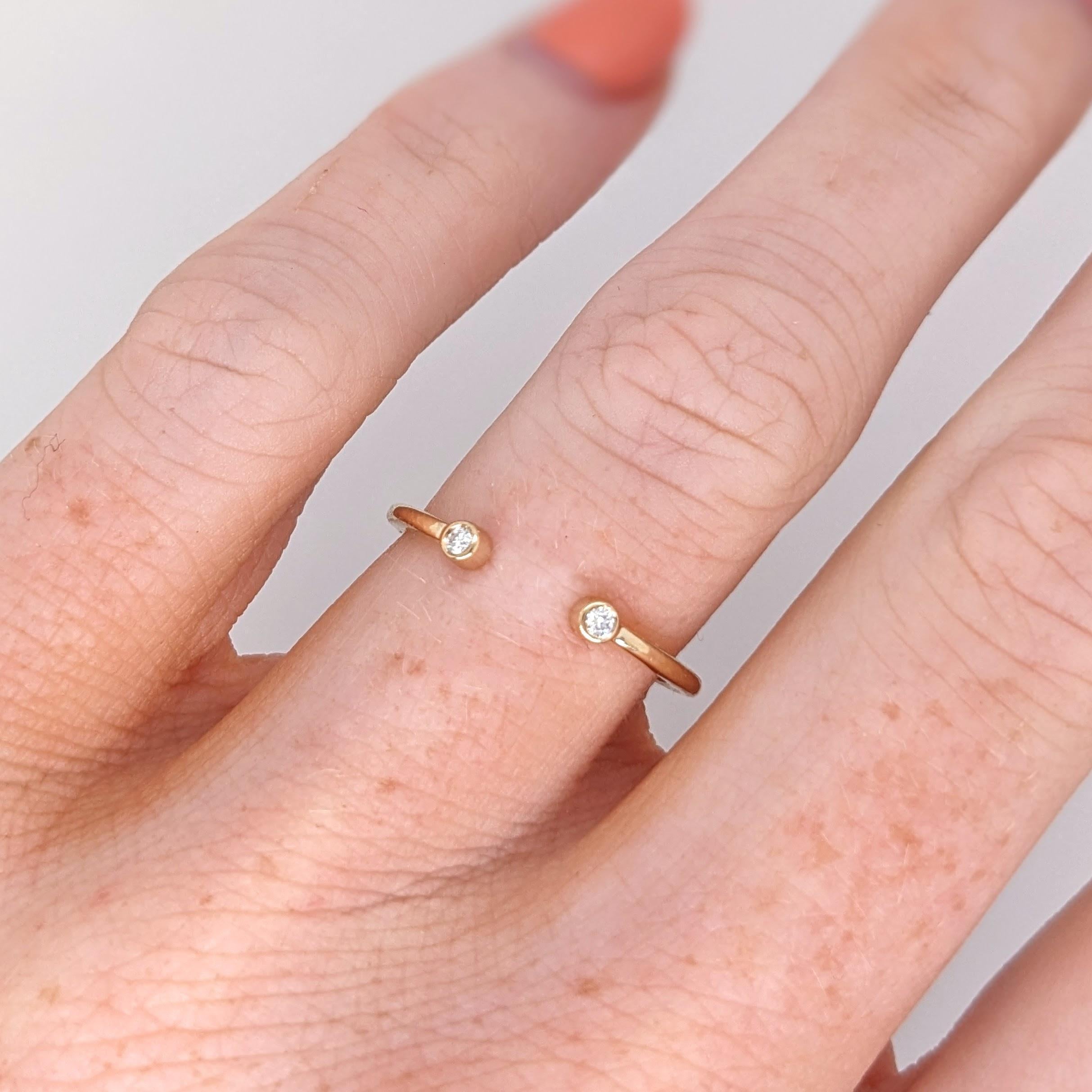 Moderno Fascia aperta con diamante naturale in oro giallo 14K  Anello impilabile in vendita