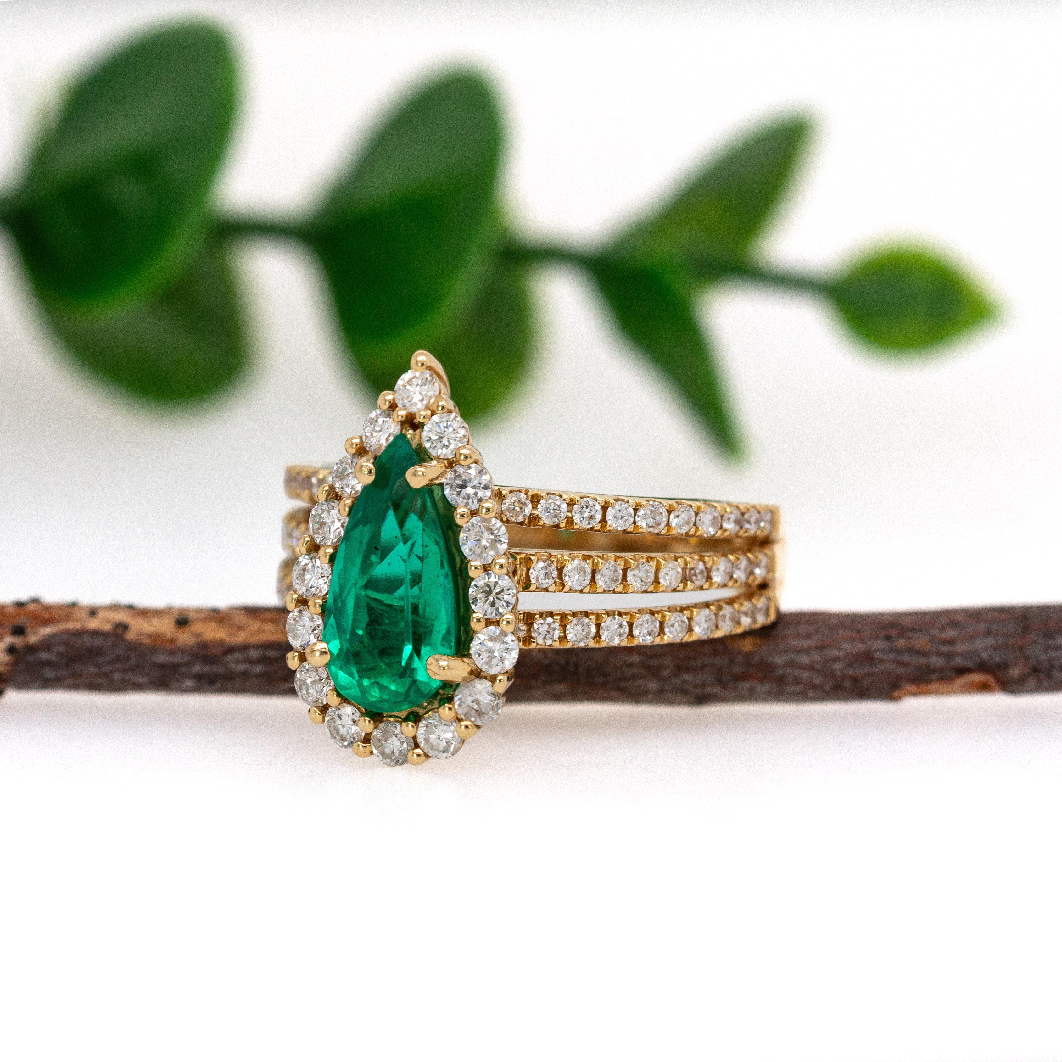 GIA-zertifizierter kolumbianischer Smaragd und natürlicher Diamantring aus massivem 18-karätigem Gold (Tropfenschliff) im Angebot
