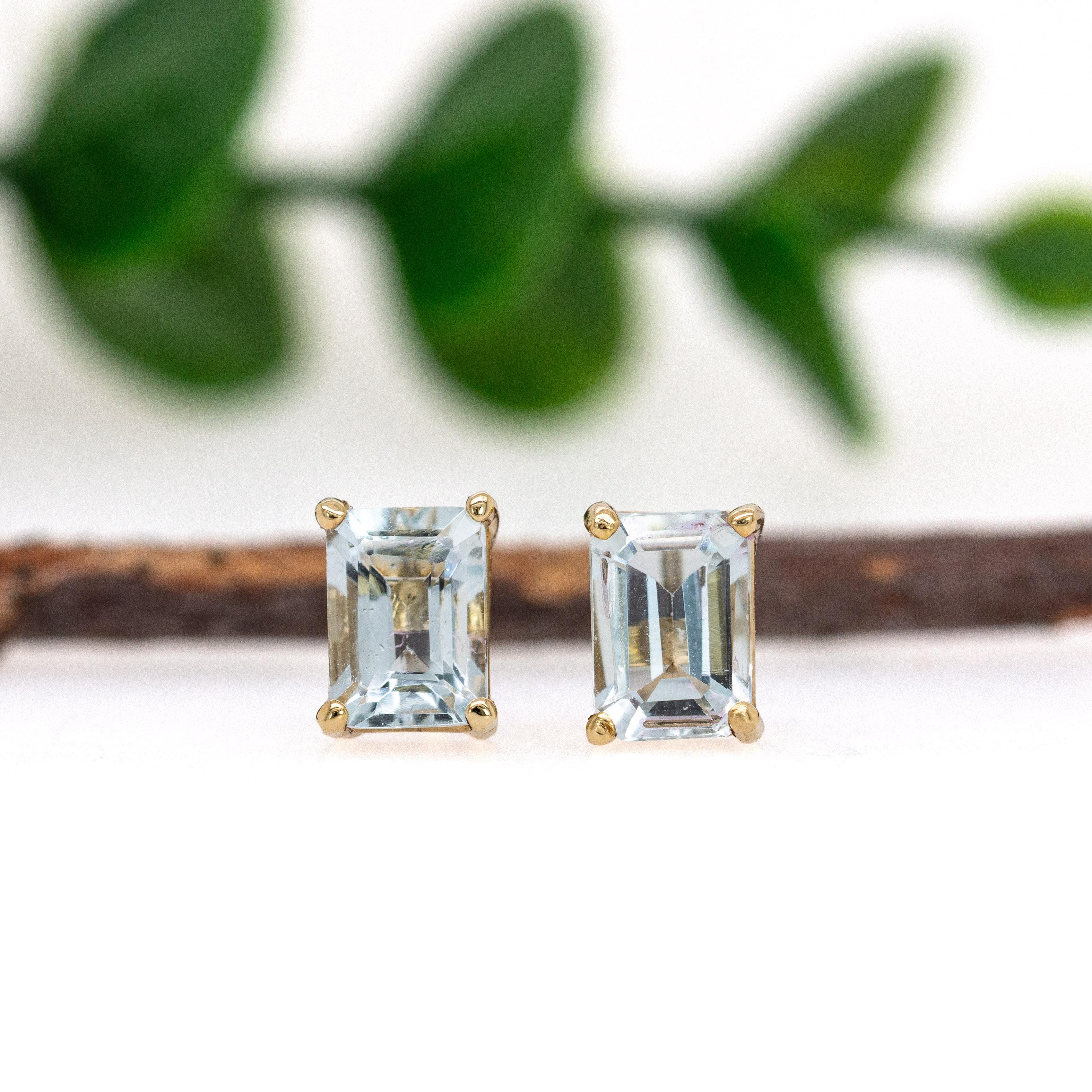 Taglio smeraldo Borchie con acquamarina solitaria 7x5 mm in oro massiccio 14K in vendita