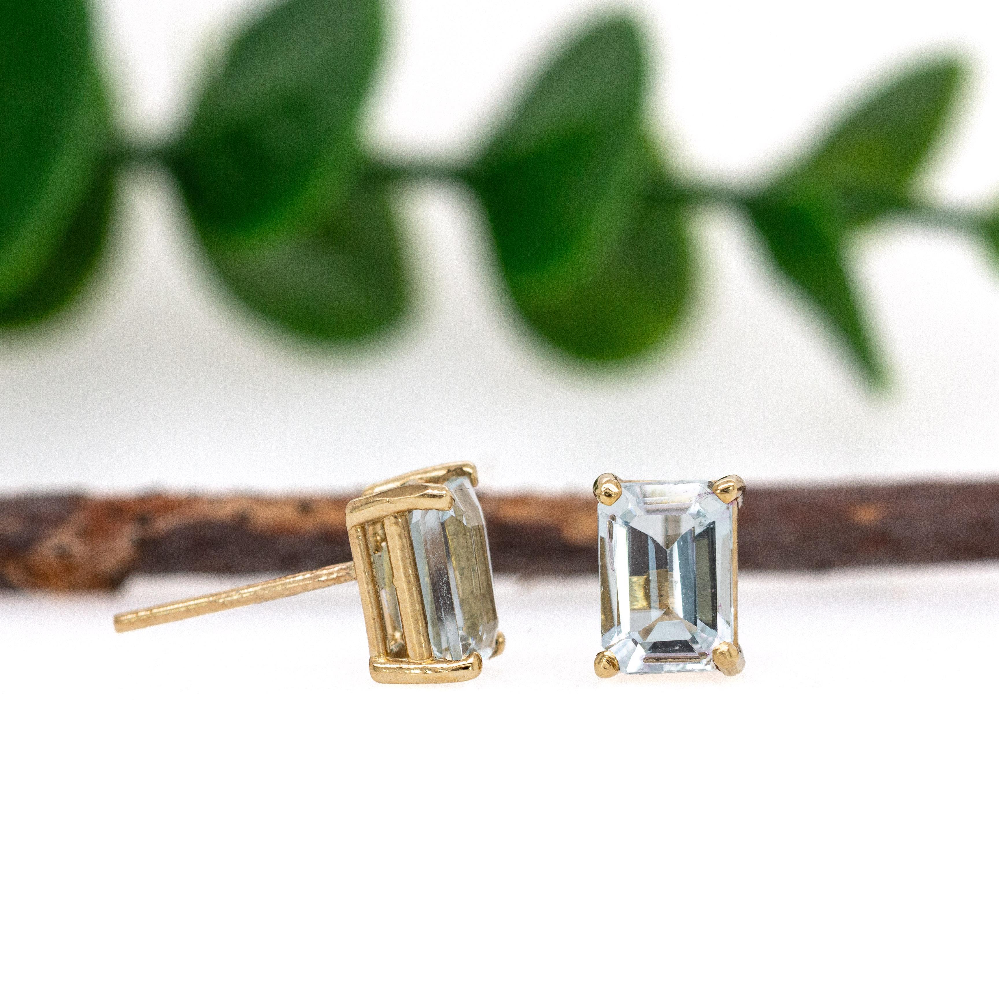 Donna Borchie con acquamarina solitaria 7x5 mm in oro massiccio 14K in vendita