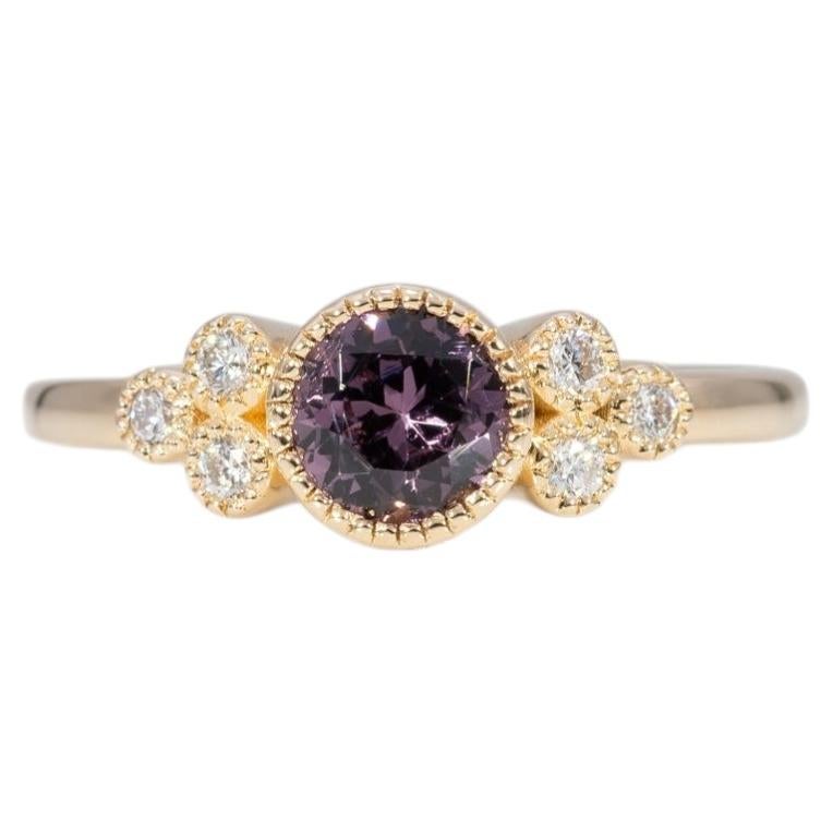 Bague en spinelle violet rehaussée de diamants extraits de mines terrestres : or massif 14 carats, pierre ronde de 4 mm
