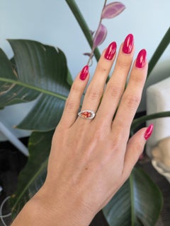 Ring mit einem 1,7-Karat-Padparadscha-Saphir und natürlichen Diamanten als Akzente: Massives 14-Karat-Gold