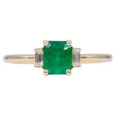 Bague en émeraude colombienne rehaussée de diamants extraits de mines terrestres : or massif 14 carats, 6 x 5 mm