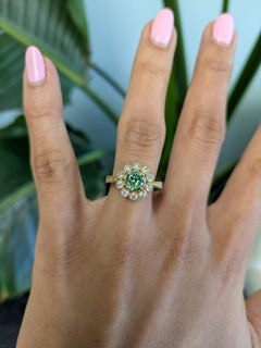 1-Karat-Ring mit Demantoid-Granat und Halo aus Diamanten aus konventionellem Abbau: Massives 14-Karat-Gold, 6 mm