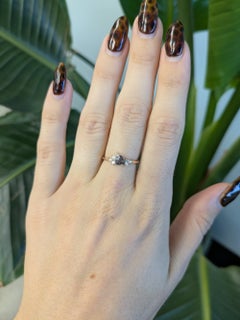 Alexandrit-Ring mit Akzenten aus konventionell abgebauten Diamanten: Massives 14-karätiges Gold, Trillion-Schliff, 5 mm