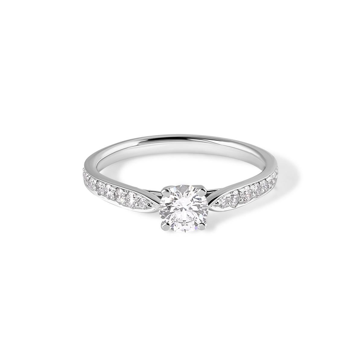 Taglio rotondo TIFFANY & Co. Anello di fidanzamento Harmony in platino con diamante centrale da 0,39 carati 5,75 in vendita