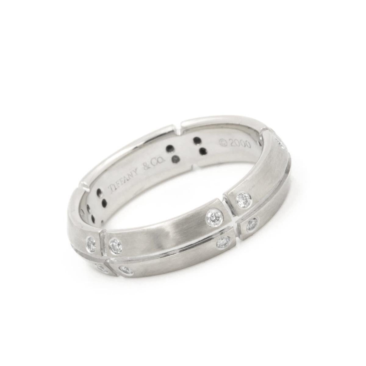 TIFFANY & Co. Anello Streamerica in oro bianco 18 carati con diamante 8 

Metallo: Oro bianco 18 carati
Dimensione: 8  
Larghezza della banda: 5 mm
Peso: 6.60 grammi
Diamante: 20 diamanti tondi brillanti, peso totale 0,20 carati circa. 
Marchio di