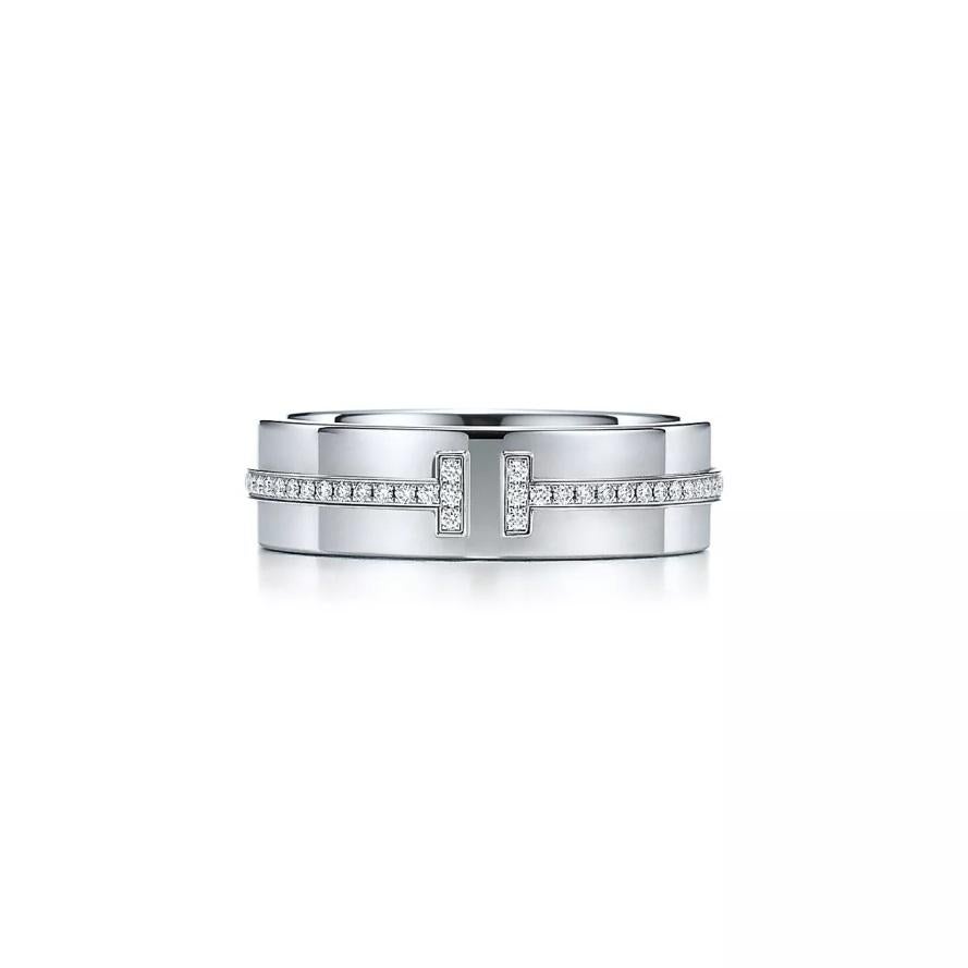 TIFFANY & Co. Anello a T con diamante largo 5,5 mm in oro bianco 18 carati 9

 Metallo: Oro bianco 18 carati
 Dimensione: 9
 Larghezza della banda: 5.5 mm
 Peso: 8.10 grammi
 Diamanti: diamanti tondi taglio brillante, peso totale 13 carati 
