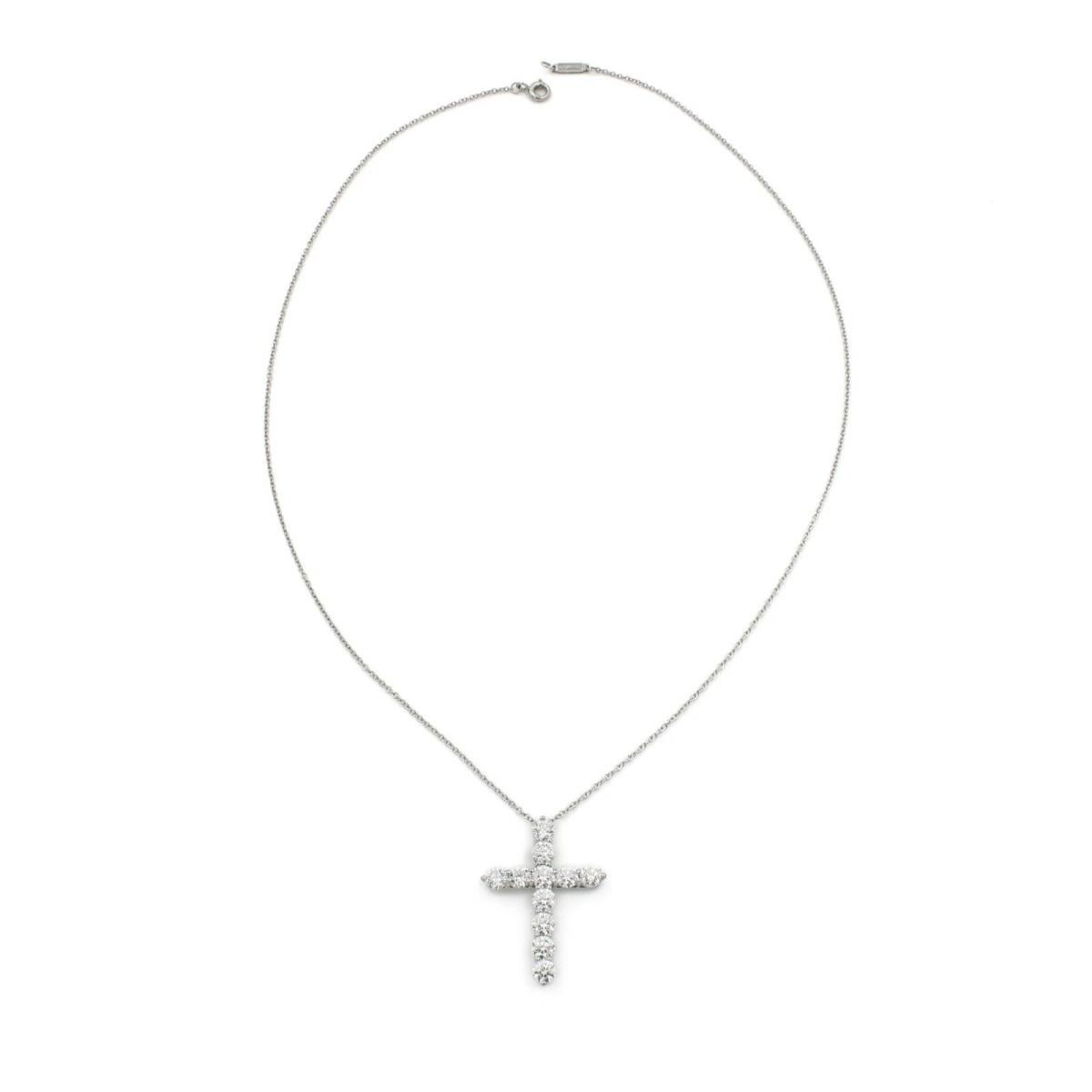 TIFFANY & Co. Collier en platine avec pendentif croix en diamant de 1,71ct Large Pour femmes en vente
