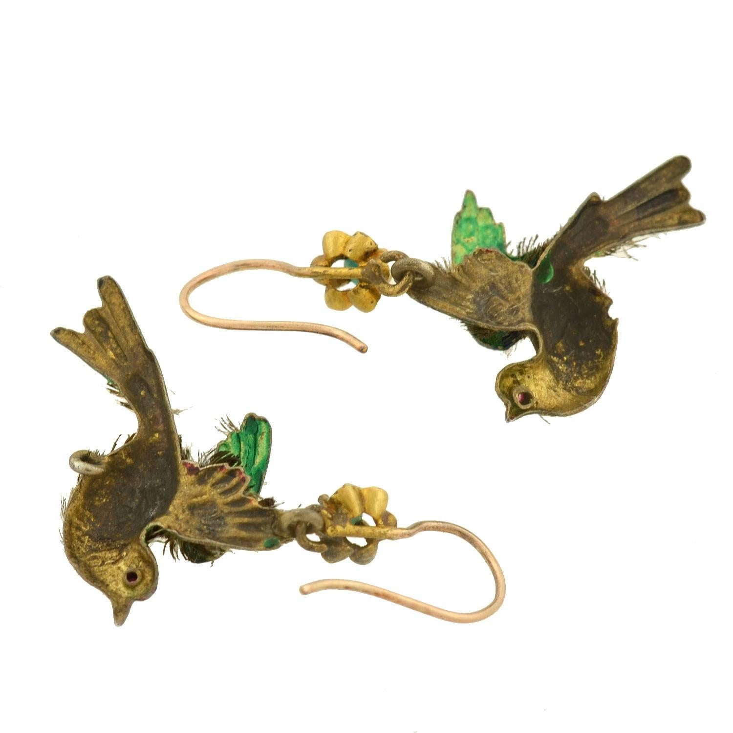 Seltene viktorianische Emaille-Ohrringe mit echten Federn, Rubin, Türkis, Gold und Türkis im Zustand „Gut“ im Angebot in Narberth, PA