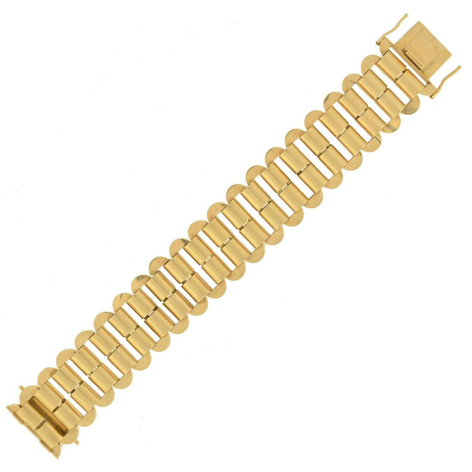 A stunning and unusual gold link bracelet from the Retro (ca1940) era! This fabulous piece is made of 14kt yellow gold and looks absolutely striking on. The piece is comprised of 19 links that are oval in shape and alternate with rounded bar