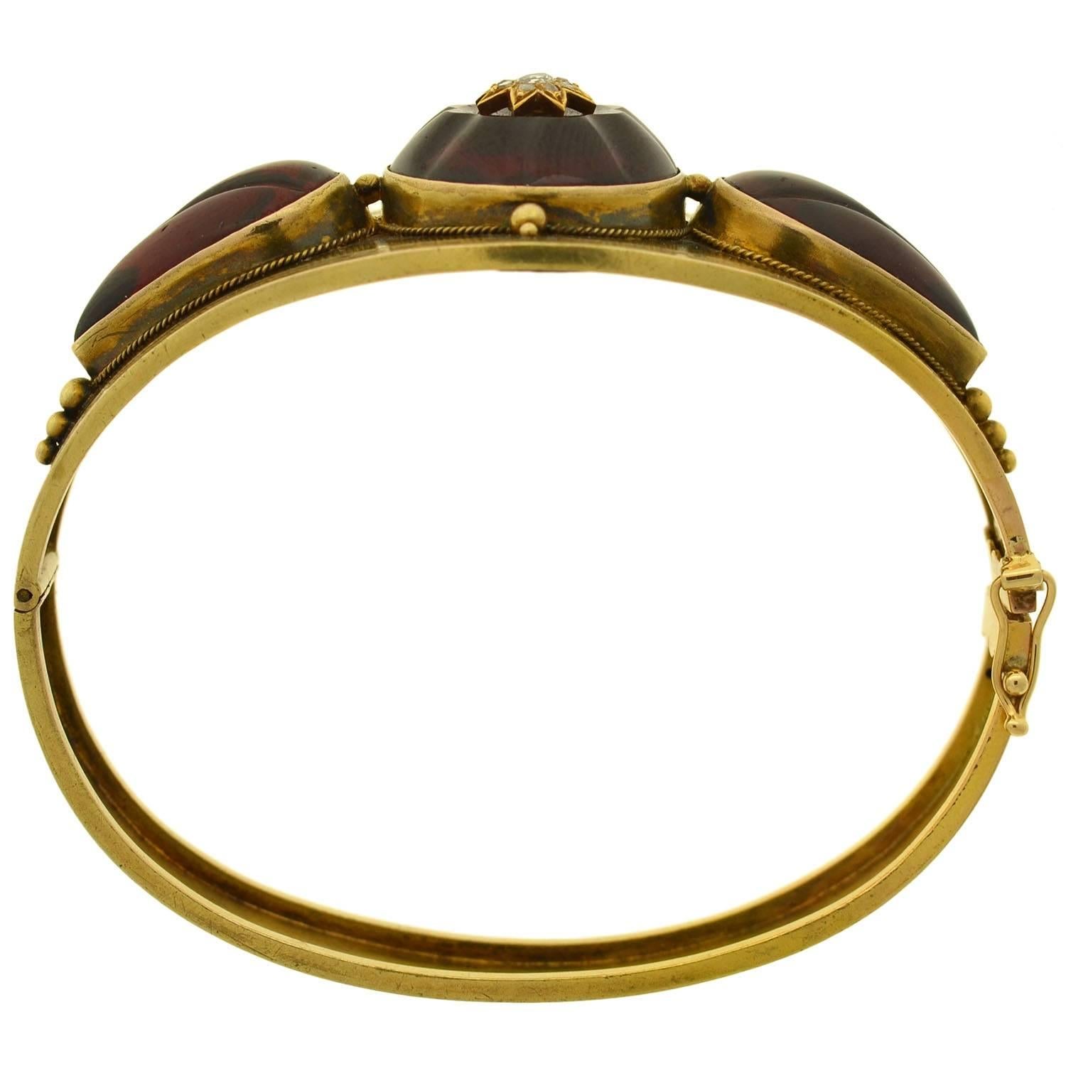Cabochon Bracciale vittoriano con granato intagliato e diamanti a stella in vendita
