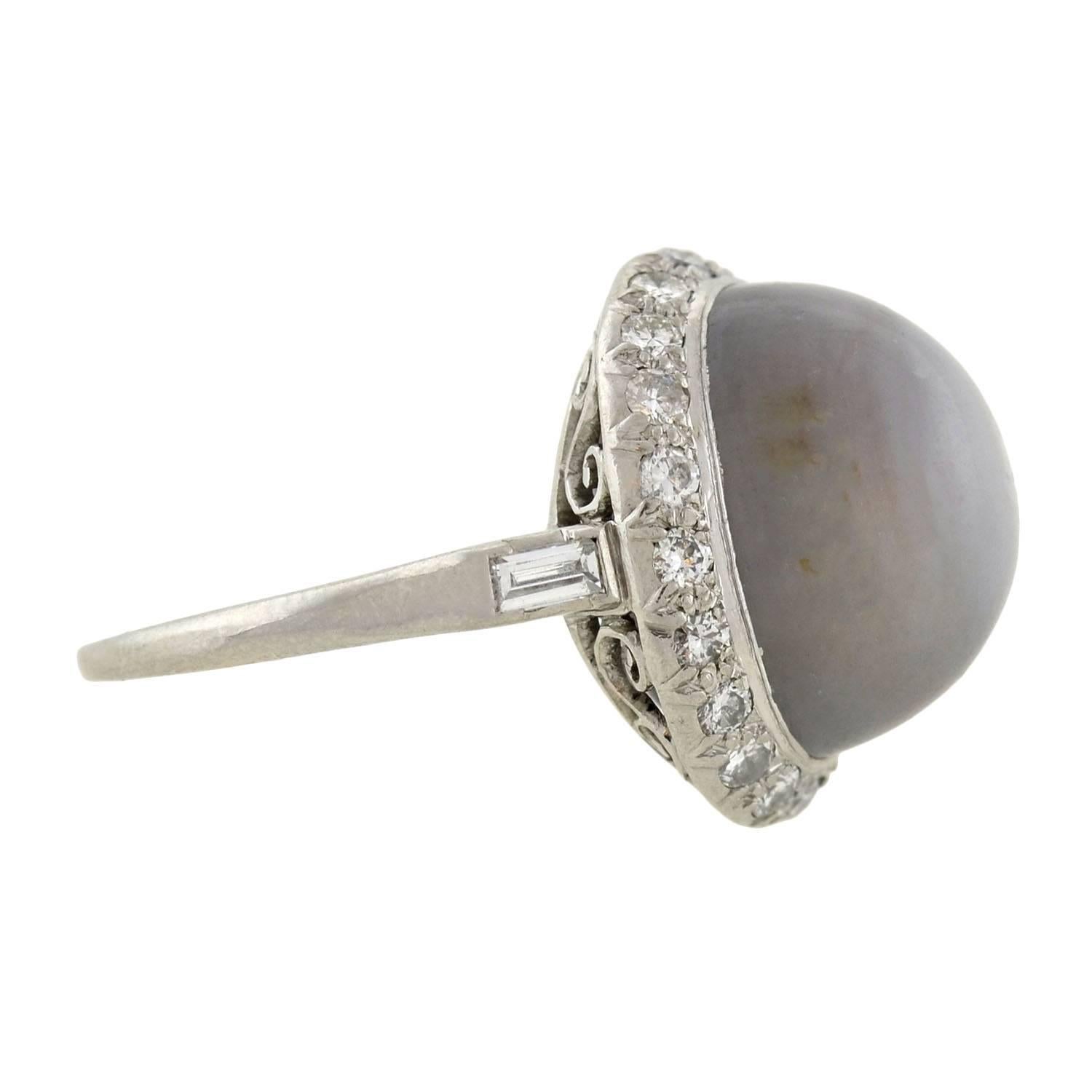 Ein wunderschöner Sternsaphirring aus der Zeit des Art Deco (ca. 1930)! Dieser verführerische Ring trägt einen großen sternförmigen Saphir-Cabochon in der Mitte einer femininen Platinfassung. Wenn man den graublauen Stein im Licht dreht:: zeigt er