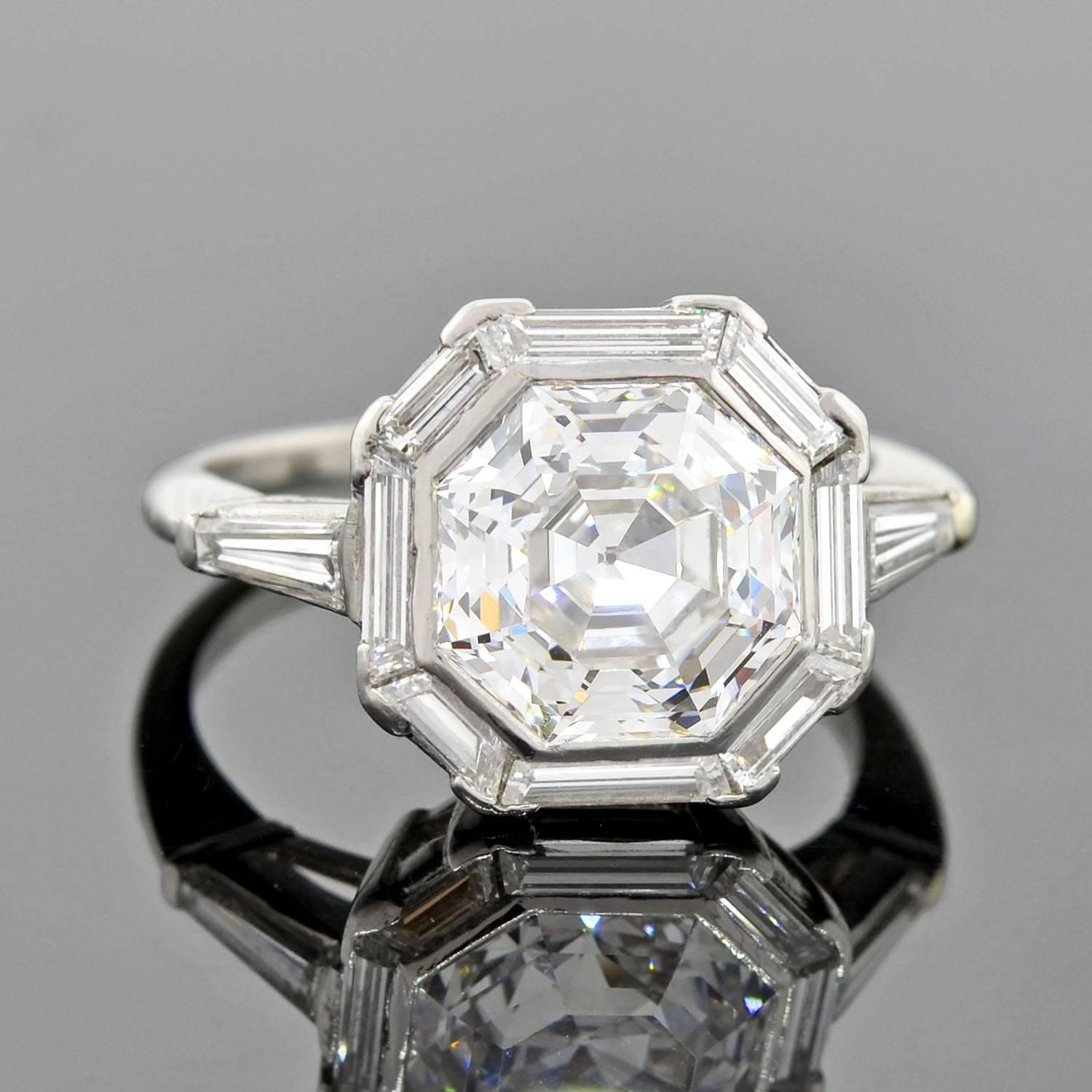 Ein absolut exquisiter Diamant-Verlobungsring aus der späten Art-Déco-Ära (ca. 1930)! Dieses wunderschöne Stück ist aus Platin gefertigt und zeigt in seiner Mitte einen atemberaubenden und sehr ungewöhnlichen alten achteckigen Step-Cut-Diamanten.