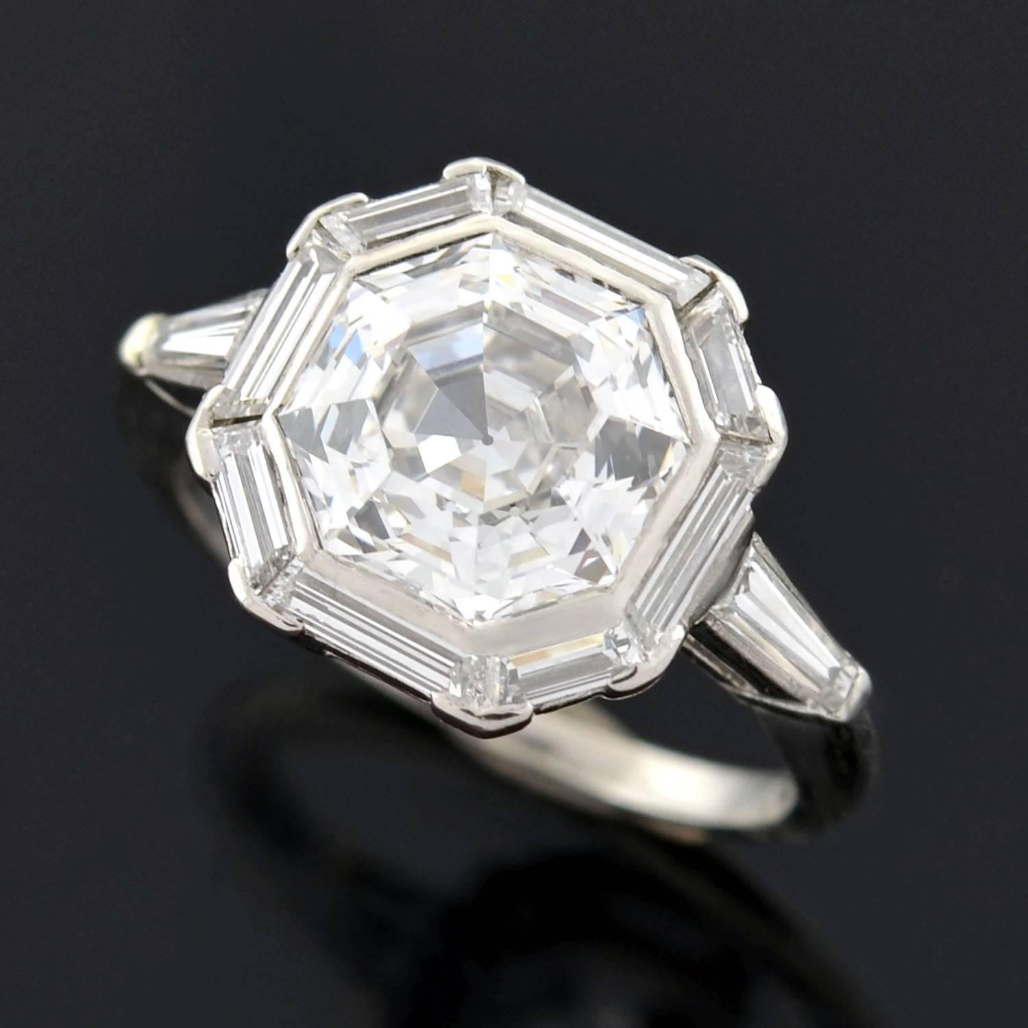 Art Deco 2::68 Karat GIA Cert Achteckiger Stufenschliff Diamant Platin Verlobungsring für Damen oder Herren