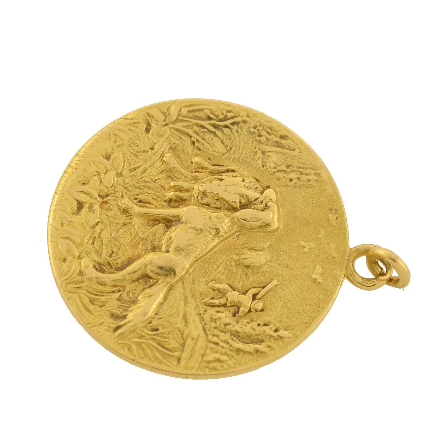 Cartier Edwardian Gold Disc Pendant with Hunting Dog Motif In Excellent Condition In Narberth, PA