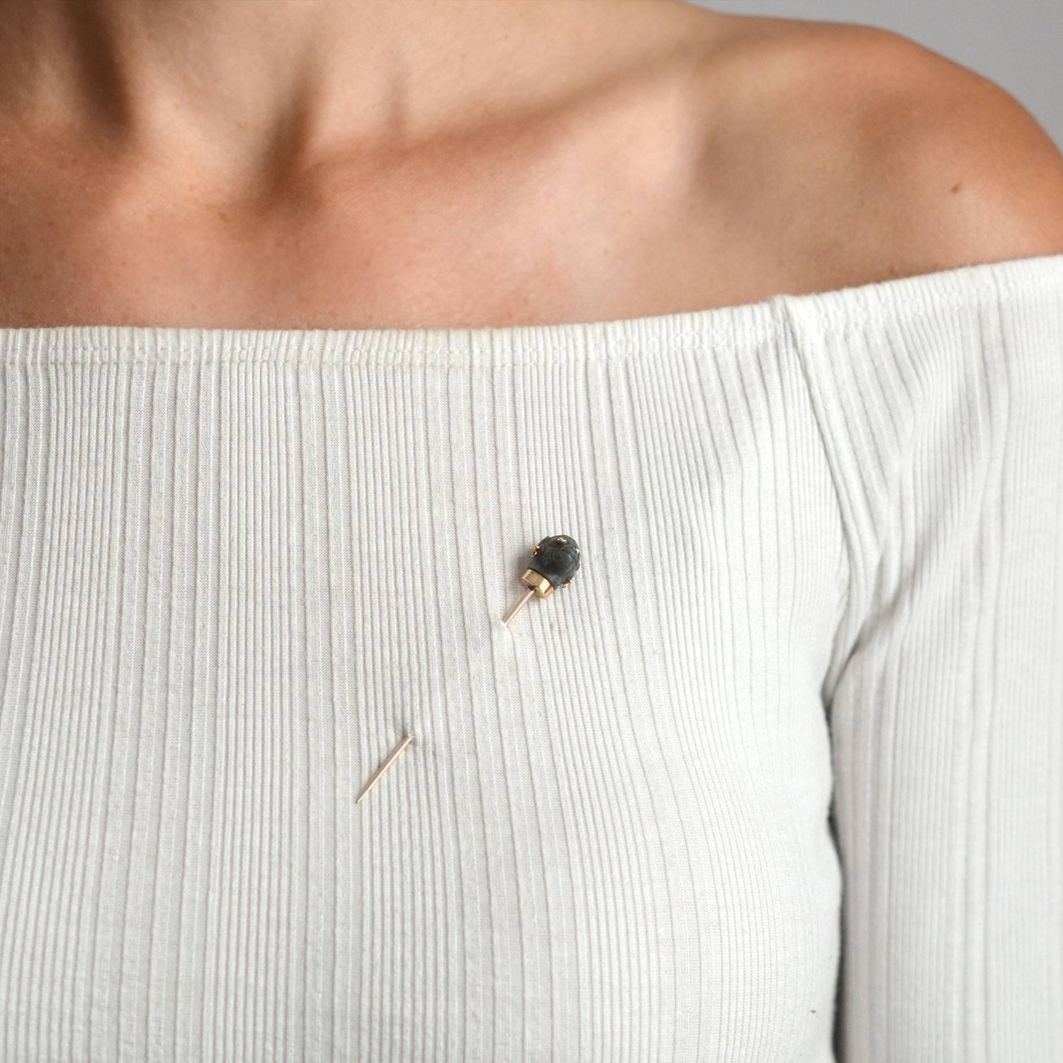 Épingle de bâton victorienne en labradorite, singe et diamant, sculptée à la main en vente 2