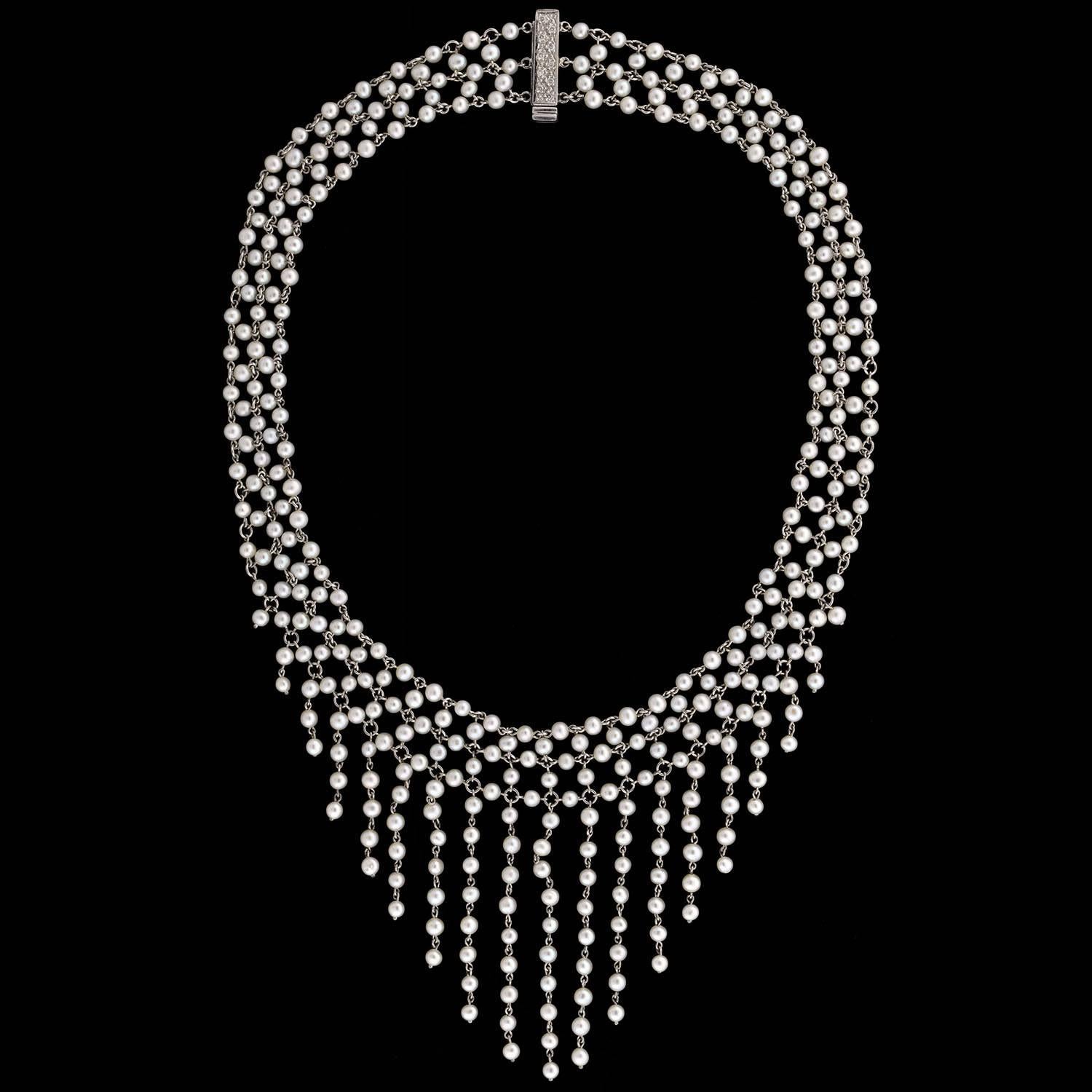 Un collier en platine et perles absolument stupéfiant de l'époque édouardienne (1900) ! Cette pièce charmante et féminine est sertie en platine et comprend plus de 350 perles de culture. Au centre du collier se trouvent 19 maillons de style feston
