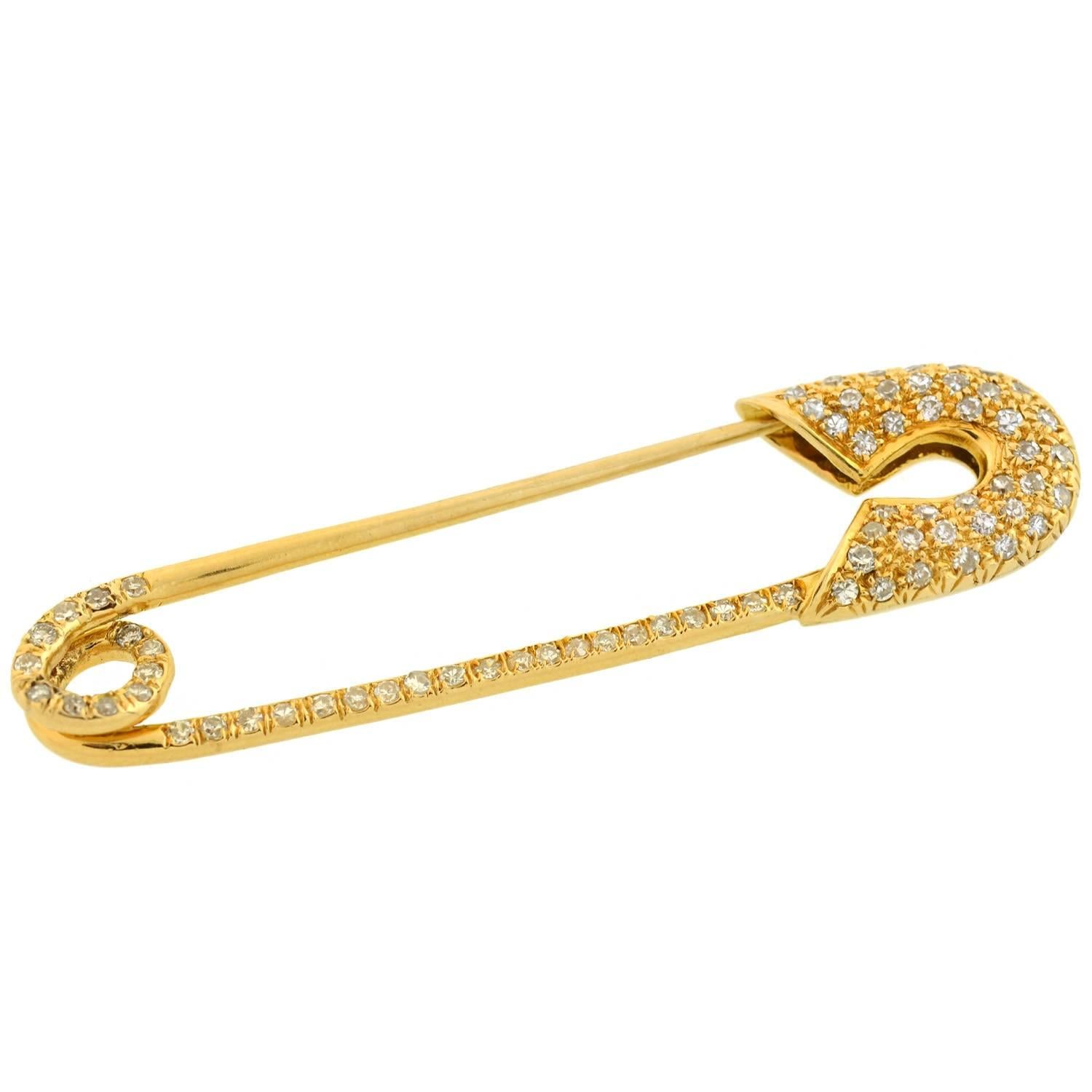 This diamond safety pin by Tiffany & Co. is quite a stylish estate piece! Made of 18kt yellow gold, the design consists of a fully functional safety pin with a sparkling pavé diamond encrusted surface. The contrast between the vibrant yellow gold