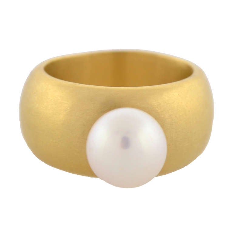 Contemporary Signed Pearl Gold Band Ring In Excellent Condition In Narberth, PA