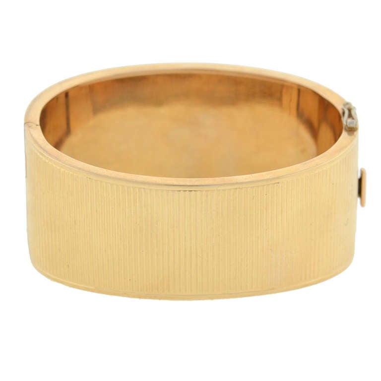 Retro Wide Ridged Gold Hinged Bangle Bracelet In Excellent Condition In Narberth, PA