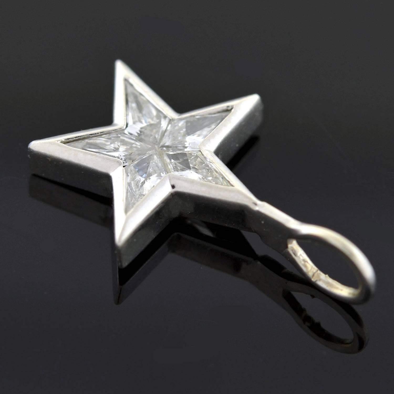 Contemporary Kite Diamond Platinum Star Pendant  In Excellent Condition In Narberth, PA