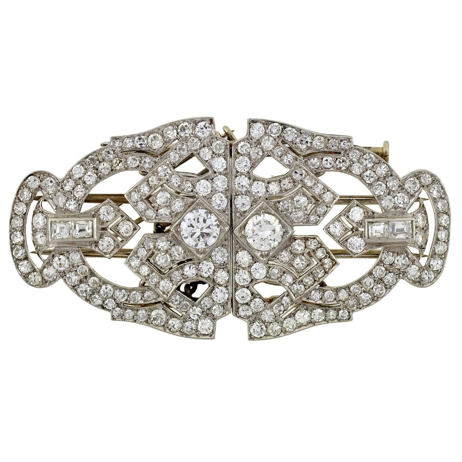 Eine absolut exquisite Anstecknadel aus Platin und Diamanten aus der Zeit des Art Deco (ca. 1920)! Dieses wunderbare und ungewöhnliche Stück ist aus Platin gefertigt und mit 3,51 Karat funkelnden Diamanten besetzt. Bestehend aus 2 Pelzclips, die in