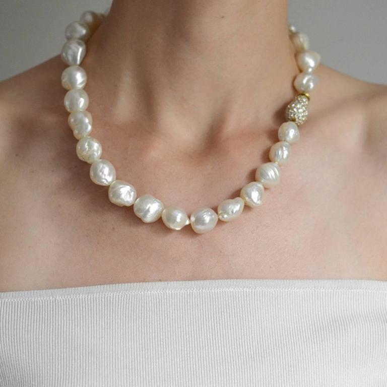 Contemporary Baroque Pearl Necklace with Diamond Gold Clasp For Sale at