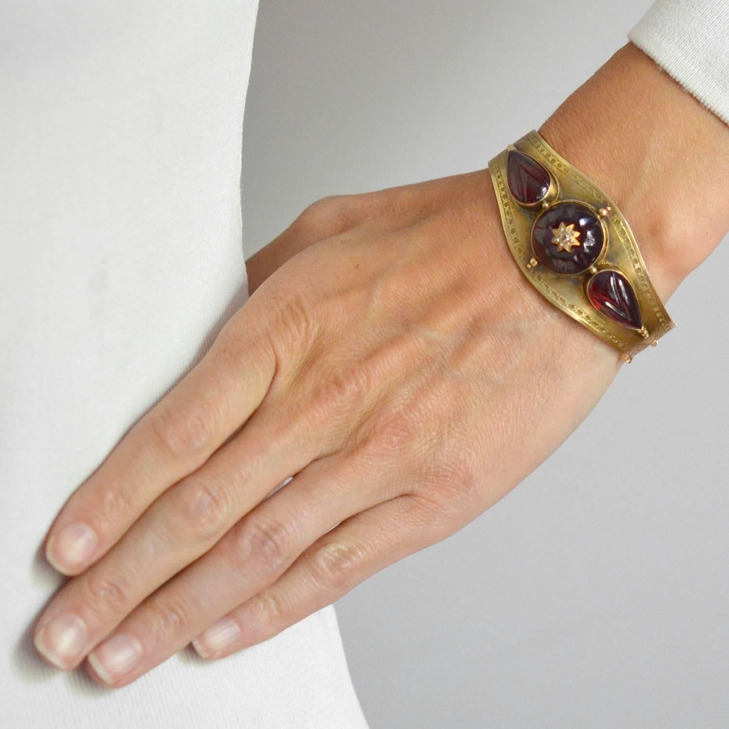 Bracciale vittoriano con granato intagliato e diamanti a stella in vendita 1