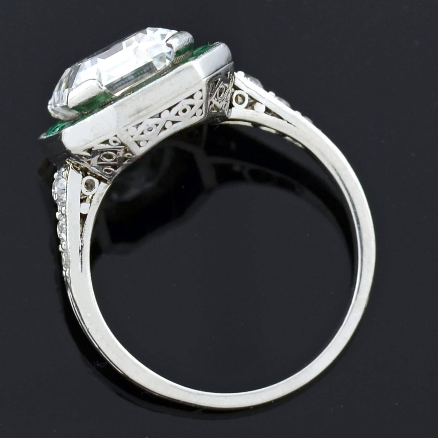 Art Deco Farblos 3::63 Karat Smaragdschliff Diamant Verlobungsring (Art déco)