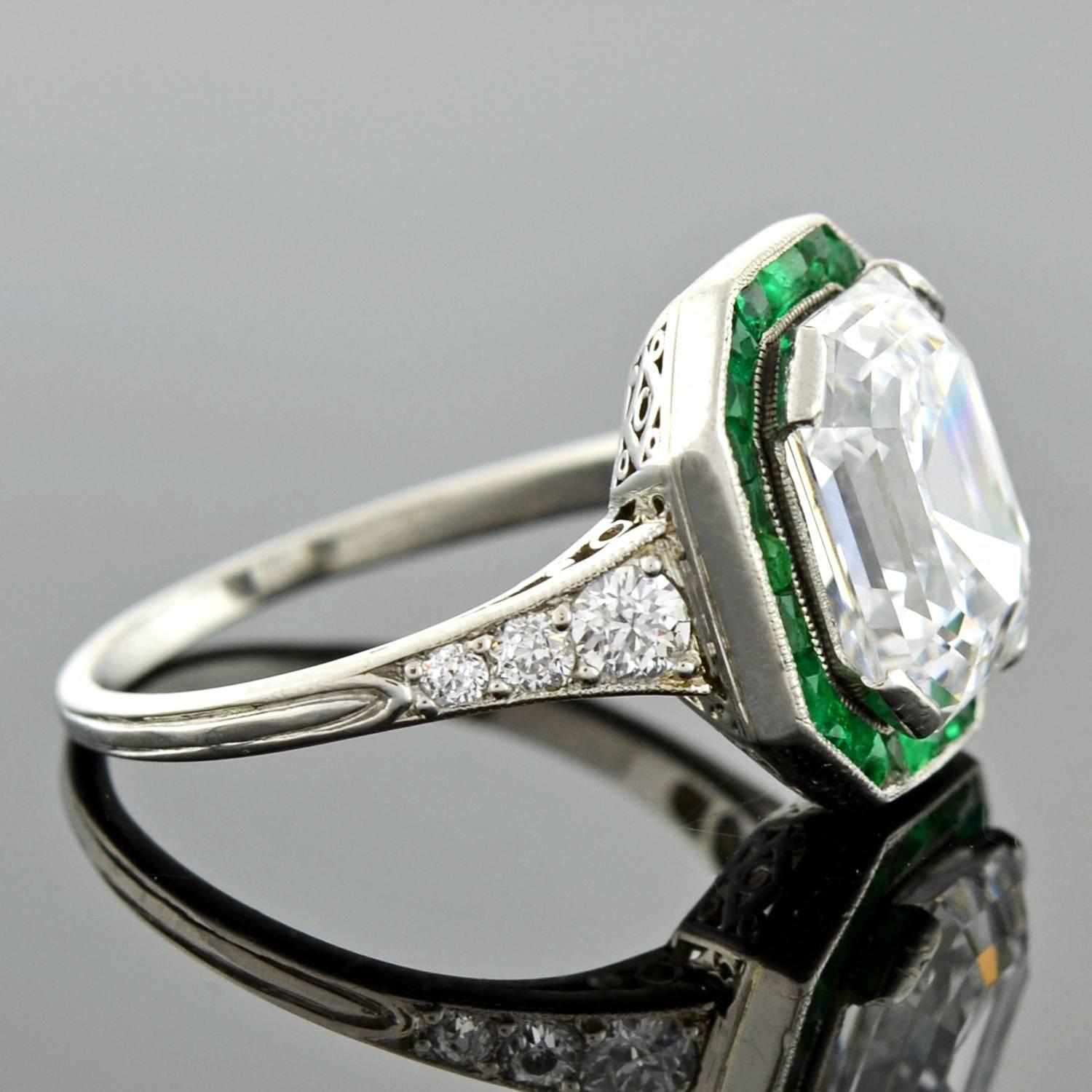 Dieser außergewöhnliche Ring aus der Zeit des Art déco (ca. 1920) ist einfach großartig! In der Mitte befindet sich ein exquisiter Diamant im Smaragdschliff:: der in einer 4-Zacken-Fassung gehalten wird. Der üppige Diamant wiegt 3::63 ct und strahlt