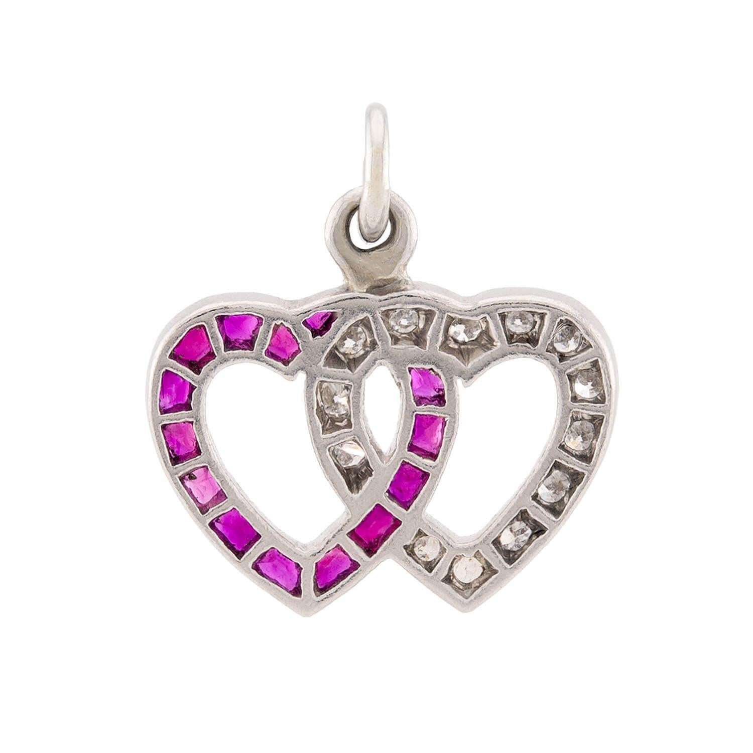 Rétro Pendentif double cœur rétro en platine avec diamants et rubis en vente