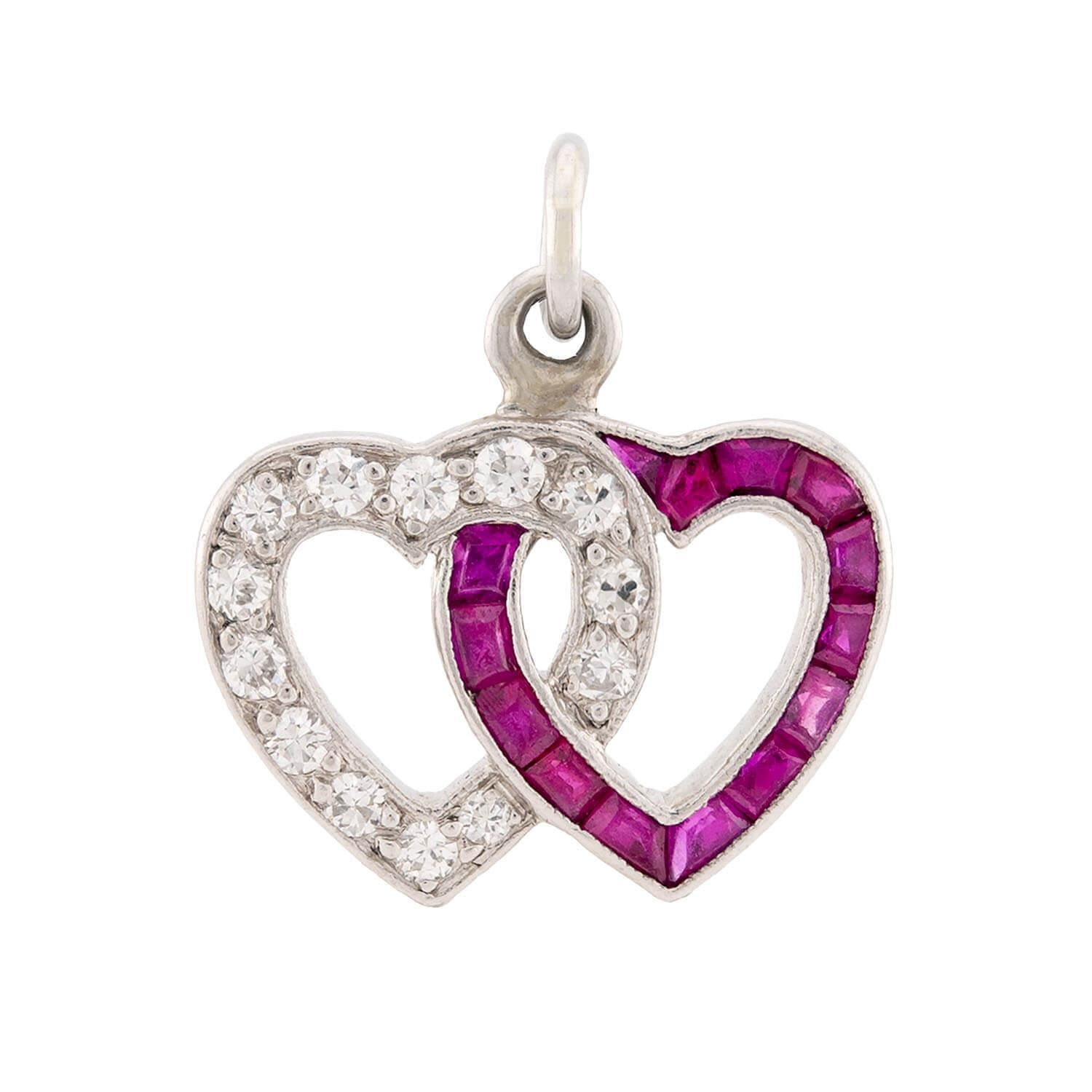 Taille vieille Europe Pendentif double cœur rétro en platine avec diamants et rubis en vente