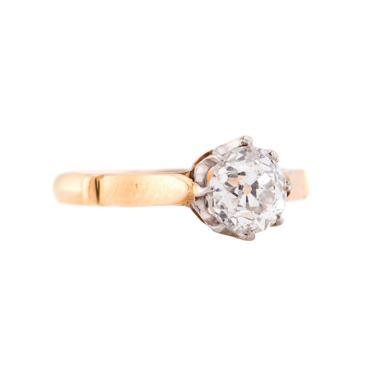 Une élégante bague de fiançailles en diamant de l'époque Elegardienne (ca1910s) ! Réalisée en or jaune 18 carats et en platine, cette bague est ornée d'un diamant solitaire de 1 carat de taille mine. Le diamant est serti dans une monture à huit