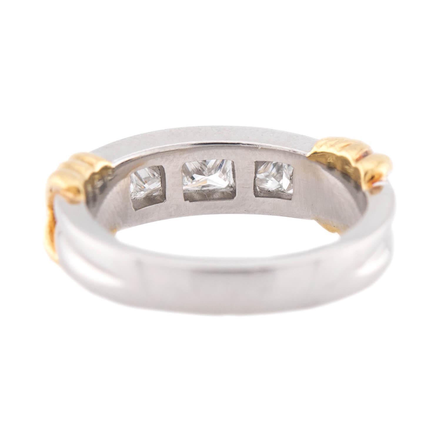 Taglio princess Mezza fascia con diamante in platino e 18k in vendita