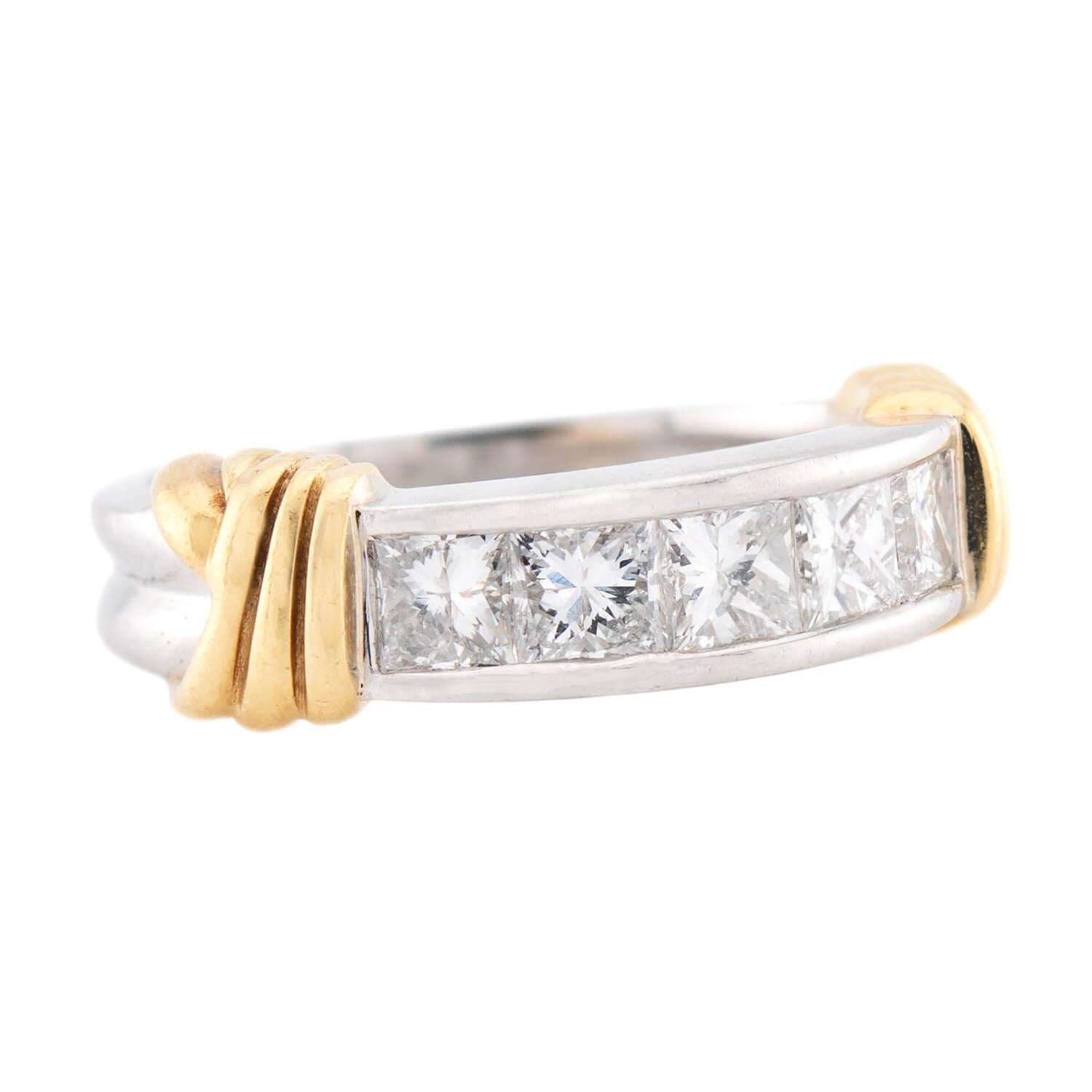 Una splendida mezza fascia di diamanti! Realizzato in oro giallo 18 carati e platino, questo anello presenta una fila orizzontale di 5 diamanti taglio princess, tutti incastonati in canali. I diamanti hanno un peso totale di circa 1,05 carati. Ogni