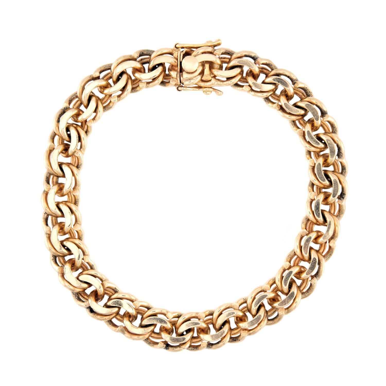 ¡Esta preciosa pulsera tejida es una pieza firmada por Tiffany & Co. de la época Vintage (ca1960s)! Elaborada en oro amarillo vibrante de 14 quilates, esta pulsera se compone de una importante cadena tejida. La pieza se sujeta con un cierre de