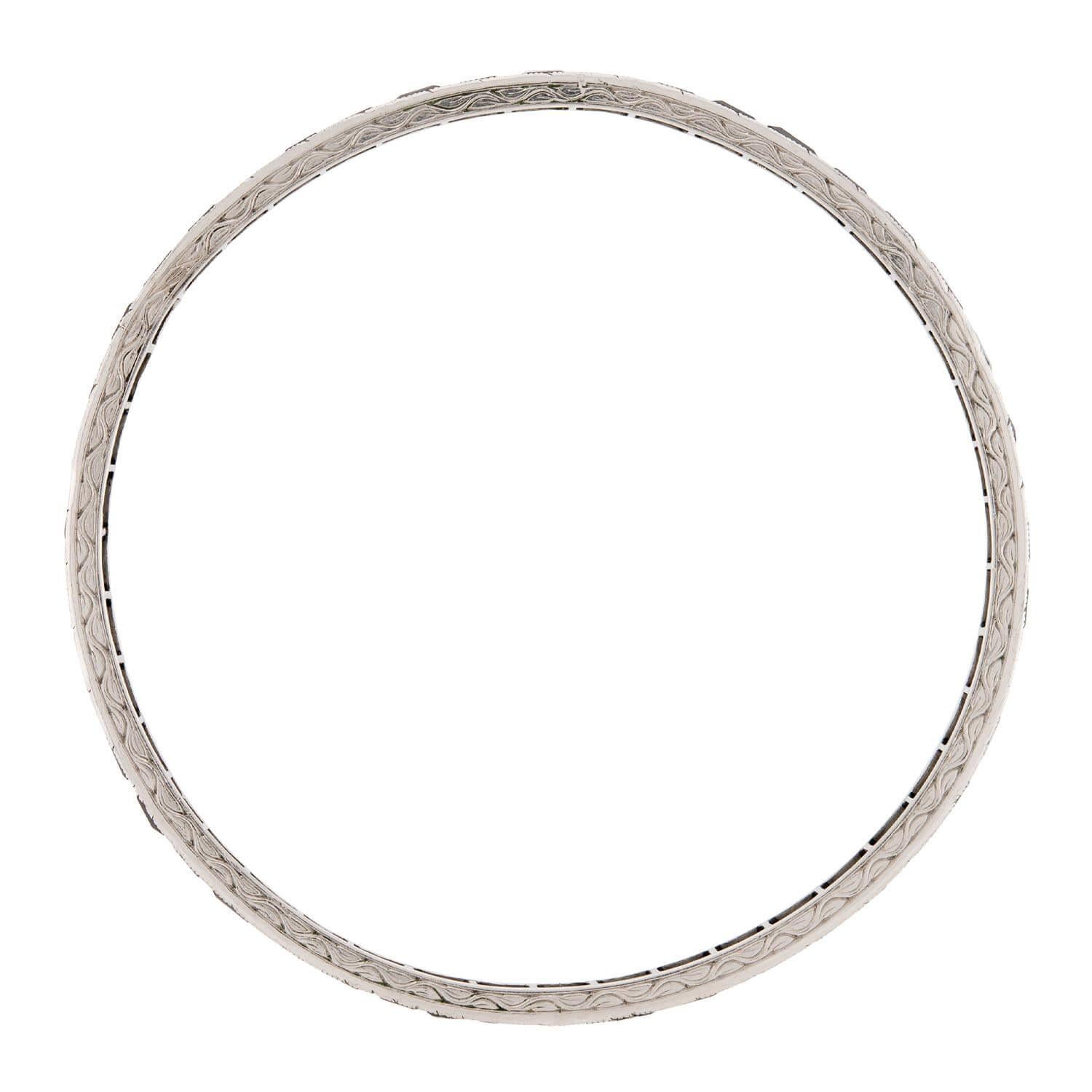 Un magnifique bracelet de l'époque Art Déco (ca1920s) ! Ce magnifique bracelet est réalisé en platine et présente une rangée unique et continue de pierres en onyx de taille émeraude. Toutes les pierres sont serties en canal et présentent une