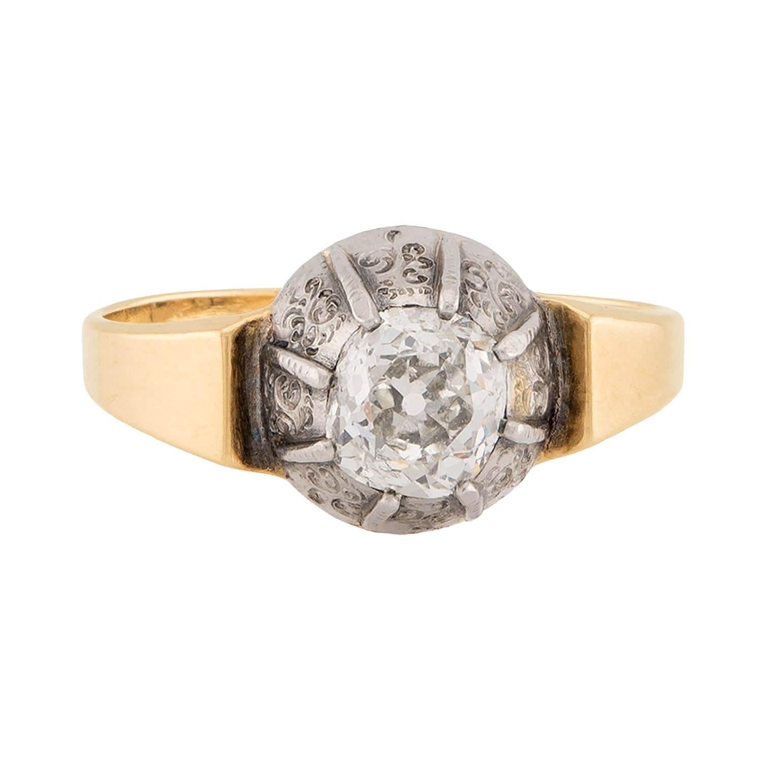 Un bellissimo anello di fidanzamento con diamante di epoca vittoriana (ca. 1880)! Realizzato in oro giallo 18 carati e argento sterling, questo anello presenta un diamante centrale taglio mina da 0,85 carati. Il diamante è custodito in una favolosa
