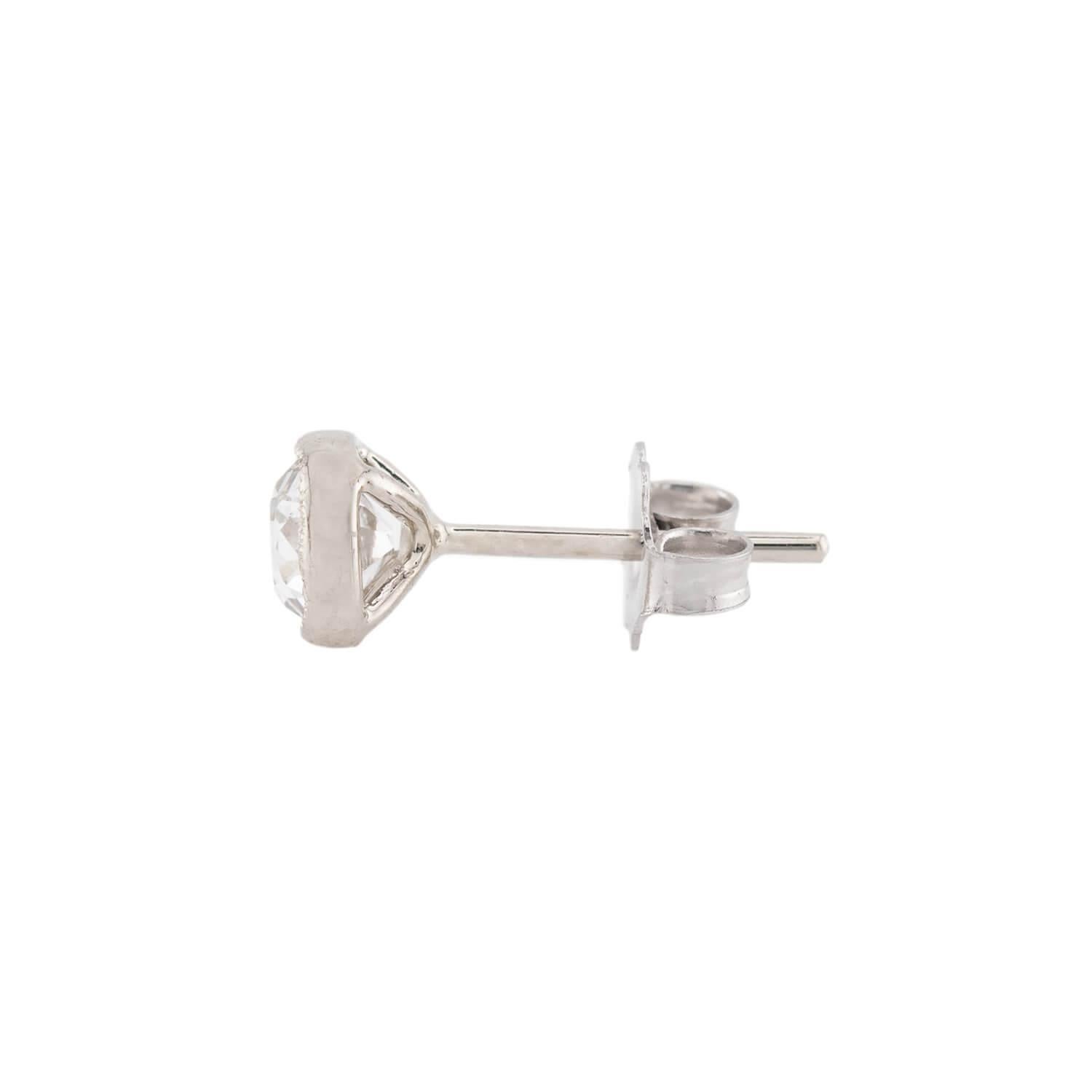 Uno splendido paio di orecchini con diamanti! Realizzato in oro bianco 18 carati, ogni orecchino presenta un singolo diamante taglio mina racchiuso in un castone a grana fine. Insieme, i diamanti hanno un peso totale di circa 1,10 carati e le pietre