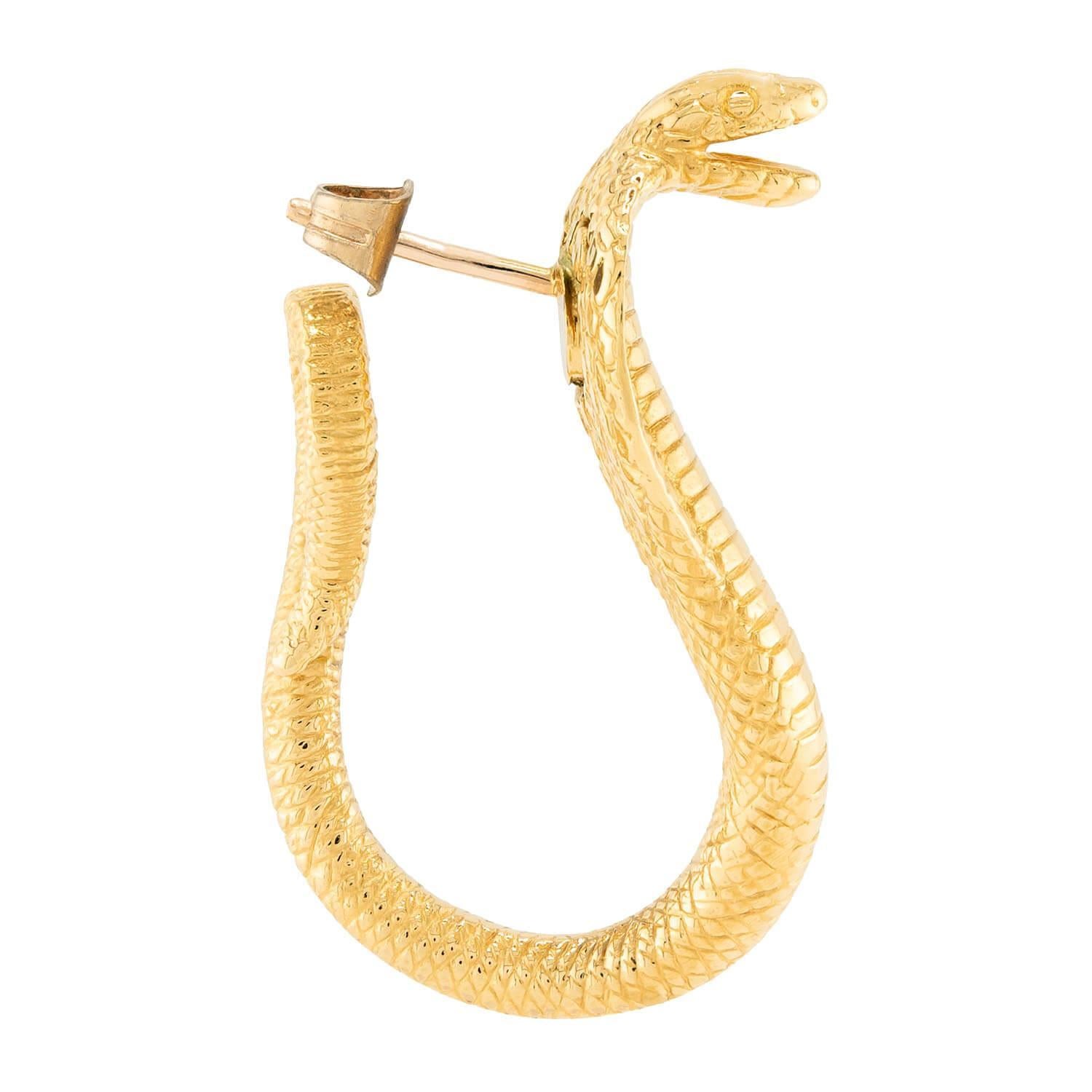 Un favoloso paio di orecchini a forma di serpente! Realizzato in oro giallo 19k, ogni orecchino presenta il corpo arricciato di un cobra minaccioso. Il corpo e la testa del serpente sono ornati da intricate incisioni che ne aumentano l'aspetto