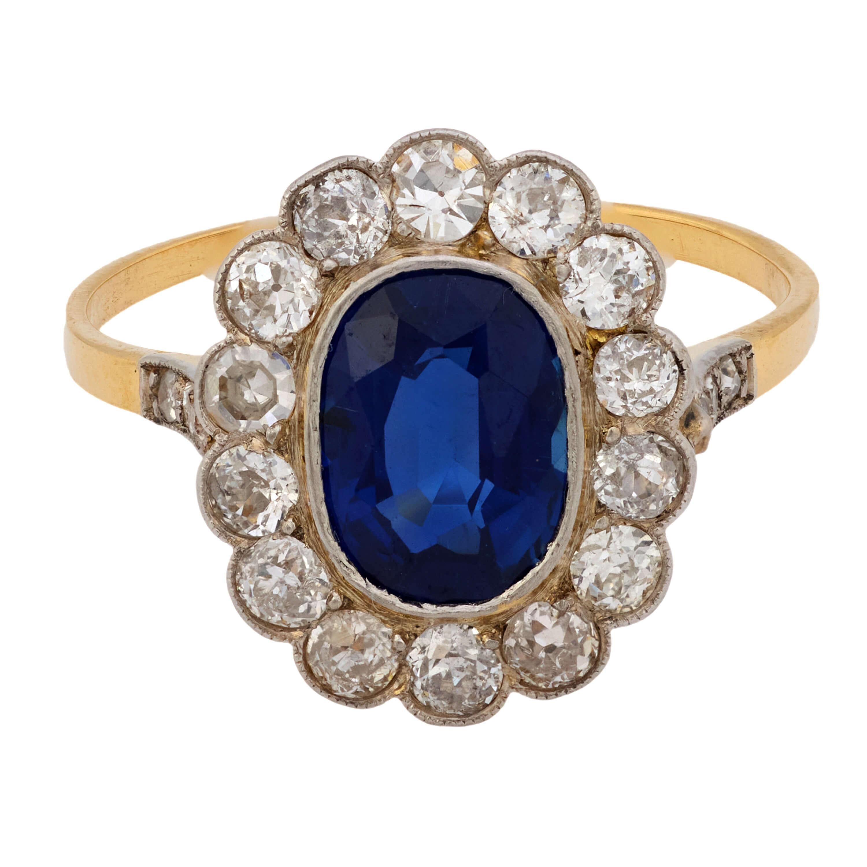 Une fabuleuse bague en saphir et diamant de l'époque édouardienne (ca1910s) ! Réalisée en or jaune 14k et en platine, cette bague est ornée d'un saphir de Ceylan de taille ovale. Le saphir est serti dans une monture multibroche et présente une