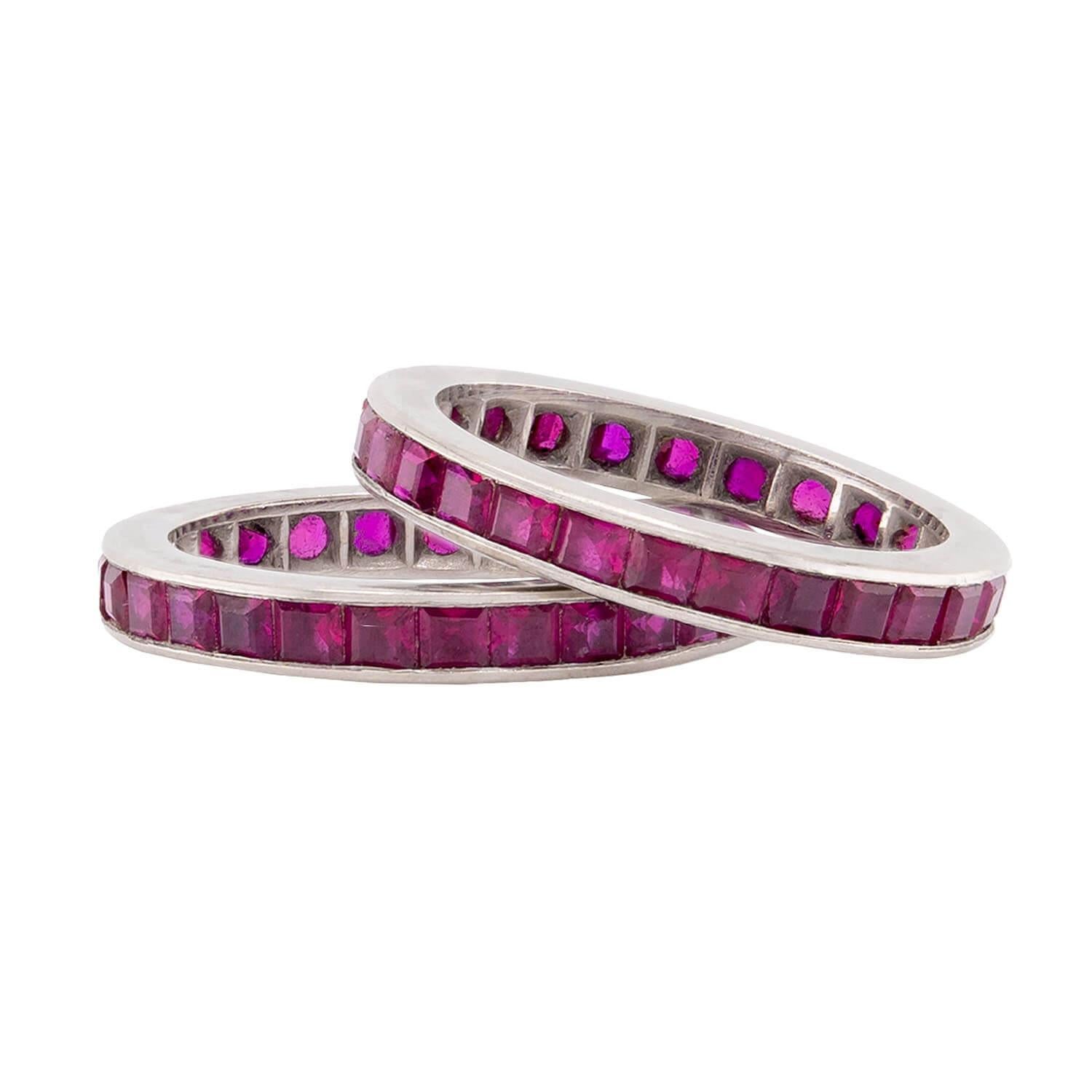 Un magnifique anneau d'éternité en rubis datant de l'époque Art Déco (ca1920s) ! Fabriqués en or blanc 14 carats, ces bracelets simples mais ravissants sont composés d'une seule rangée de rubis vifs retenus dans un serti en canal. Les rubis sont