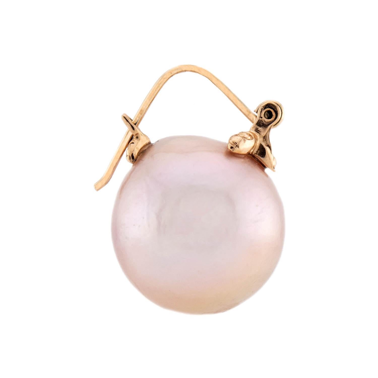 Un paio di orecchini di perle senza tempo! Realizzato in oro giallo 14 carati, ogni orecchino presenta una perla rosa da 11 mm. Le perle mostrano un'incantevole lucentezza, che si abbina meravigliosamente alla montatura in oro giallo. Ogni orecchino
