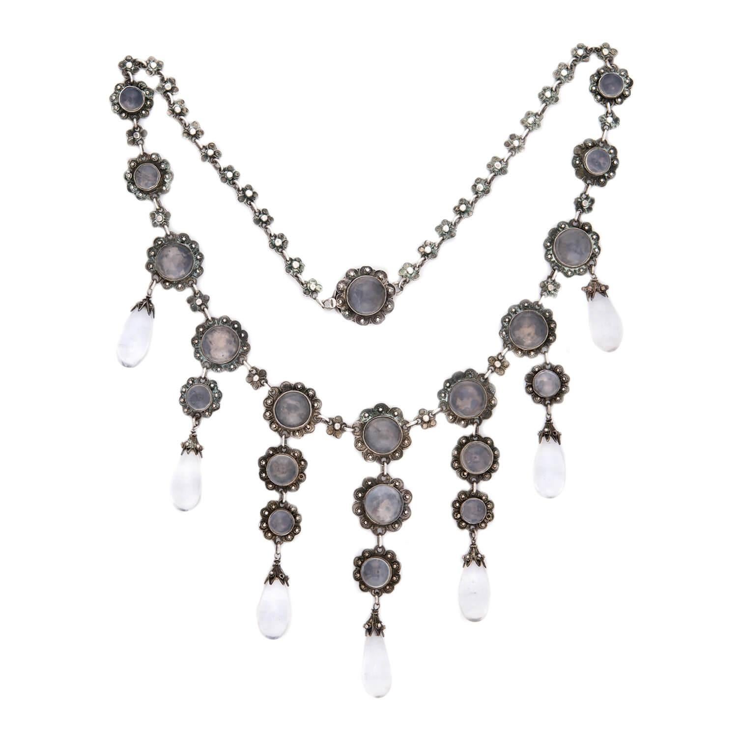 Un superbe collier en pierre de lune de l'époque victorienne (ca1880) ! Ce magnifique collier est composé d'une multitude de maillons en pierre de lune, suspendus en feston à une chaîne en argent sterling composée de petits motifs floraux. Le motif