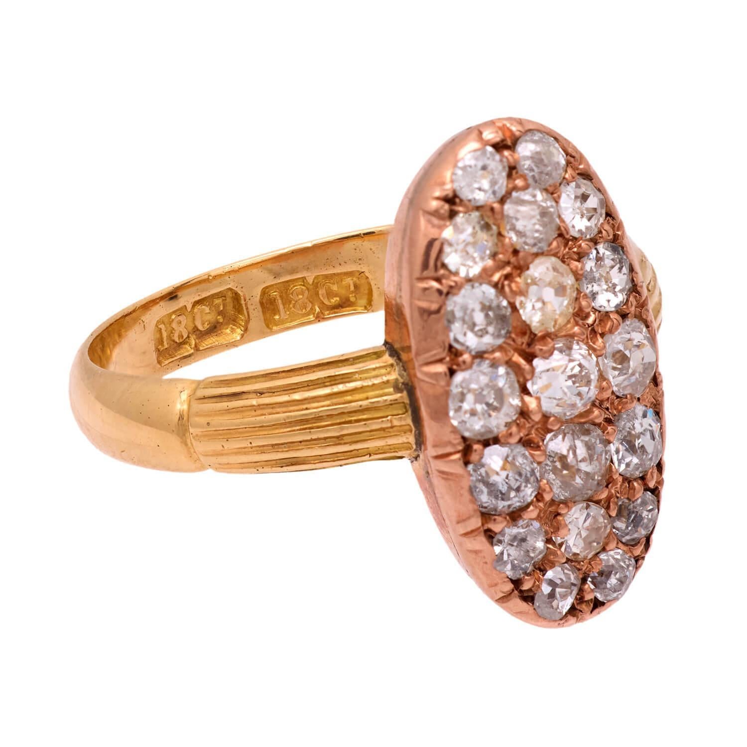 Une exquise bague à navette en diamant de l'époque victorienne (vers les années 1880) ! Réalisée en or jaune 18 carats, cette bague présente une pièce centrale de style navette en forme d'ellipse. Toute la surface de la pièce centrale est incrustée
