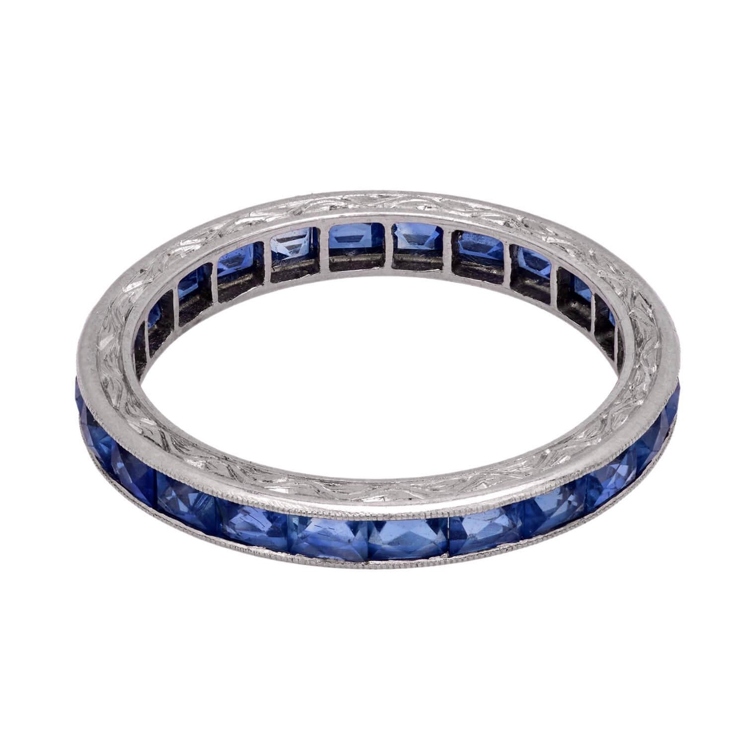Una bellissima fascia eternity con zaffiro dell'epoca Art Deco (ca. 1930)! Realizzato in platino, questo semplice ma delizioso anello è composto da un'unica fila di zaffiri blu fiordaliso taglio francese. Le pietre sono di Ceylon e non presentano