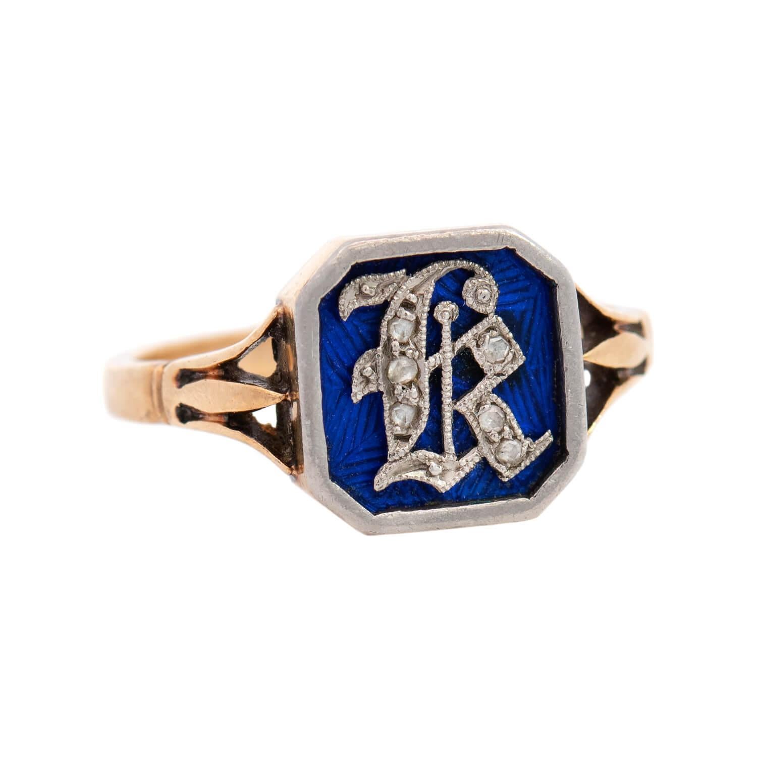 ¡Un exquisito anillo de diamantes y esmalte de la época victoriana (ca1880s)! Elaborado en oro amarillo de 18 quilates, el anillo presenta una pieza central cuadrada y redondeada. La pieza central tiene una letra 