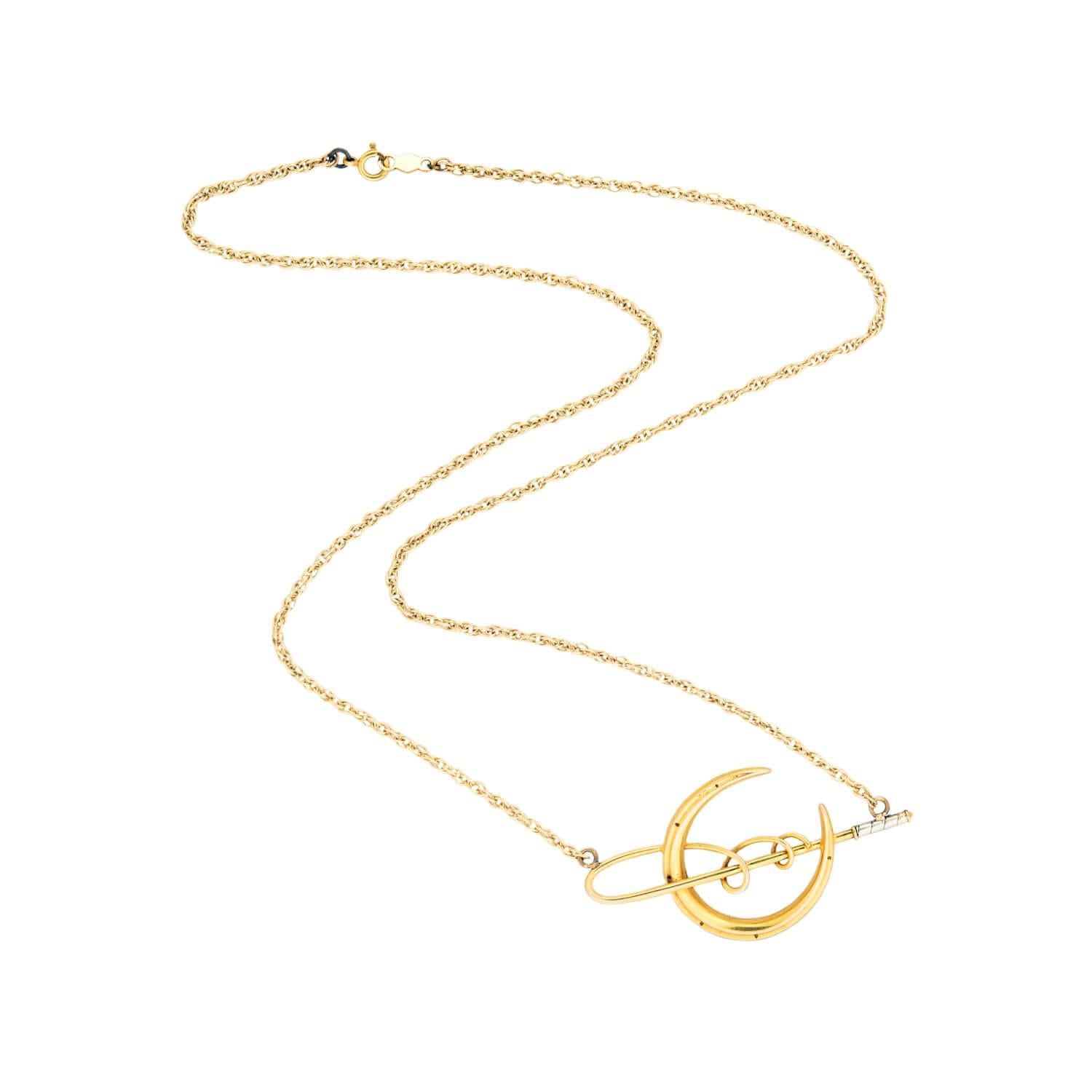 Un magnifique collier avec pendentif en forme de fer à cheval et de jabot datant de l'époque Art Nouveau (ca1910) ! Cette pièce élégante, qui était à l'origine une épingle, a été transformée en pendentif pour être portée aujourd'hui. Réalisé en or