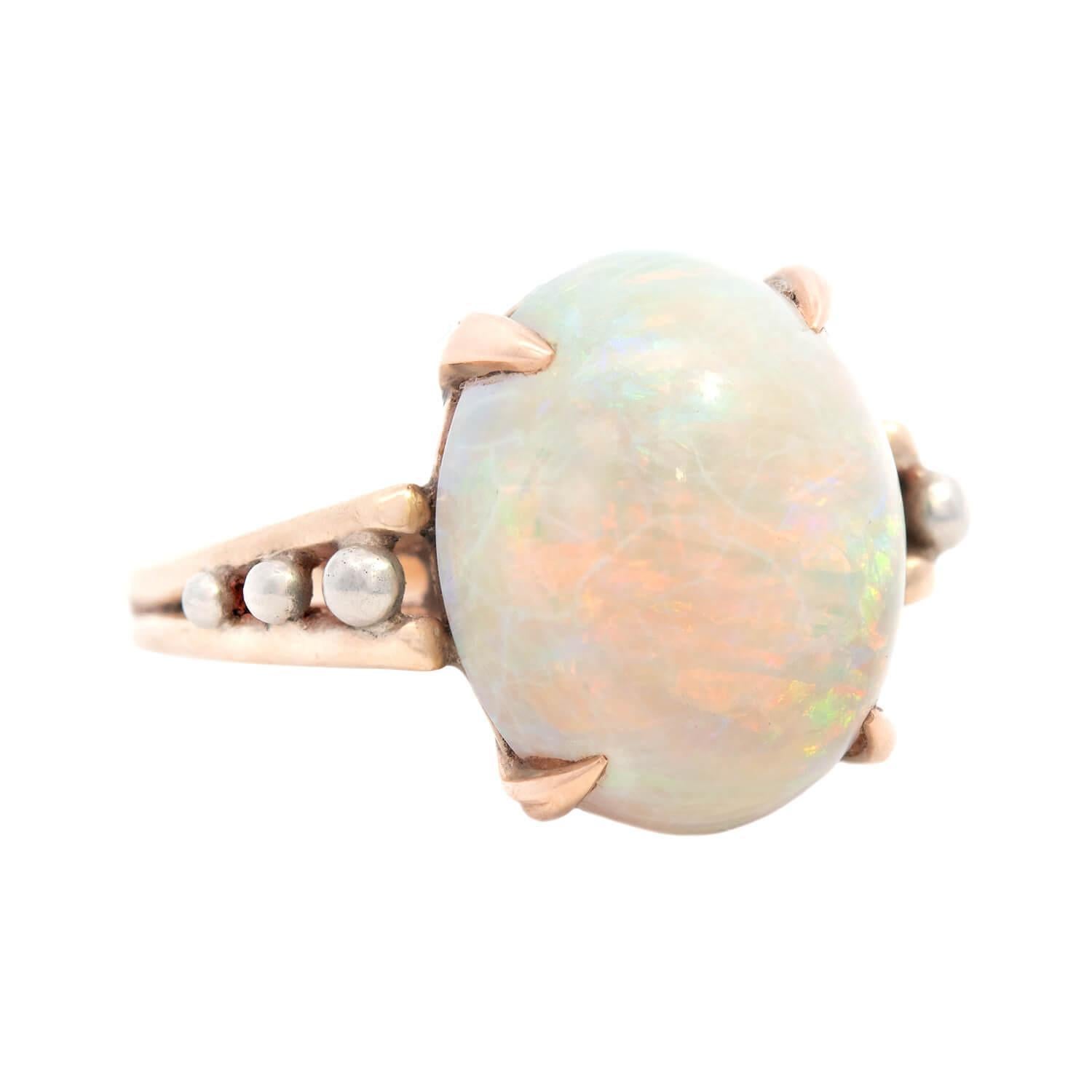 Une époustouflante bague en opale F & F Felger Inc. de l'époque Art Nouveau (ca1910) ! Cette magnifique bague est réalisée en or jaune et blanc 14k et présente un cabochon d'opale blanche de 5ct, serti sur griffes. L'opale est tout simplement